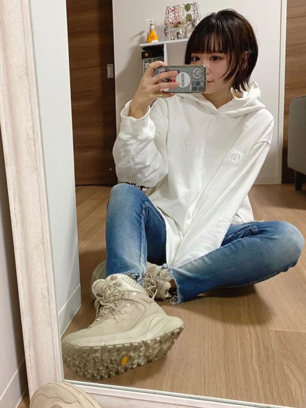 「MM6、MM6 Maison Martin Margiela、スニーカーコーデ、パンツスタイル、Ungrid、スキニーデニム、HOKAONEONE、トレッキングシューズ」｜「MM6 Maison MargielaのMM6 Maison Margiela フーデットパーカー（パーカー、ホワイト系）」を使った、adaaajoさん（レディース・166cm）の冬コーディネートの1枚目の写真