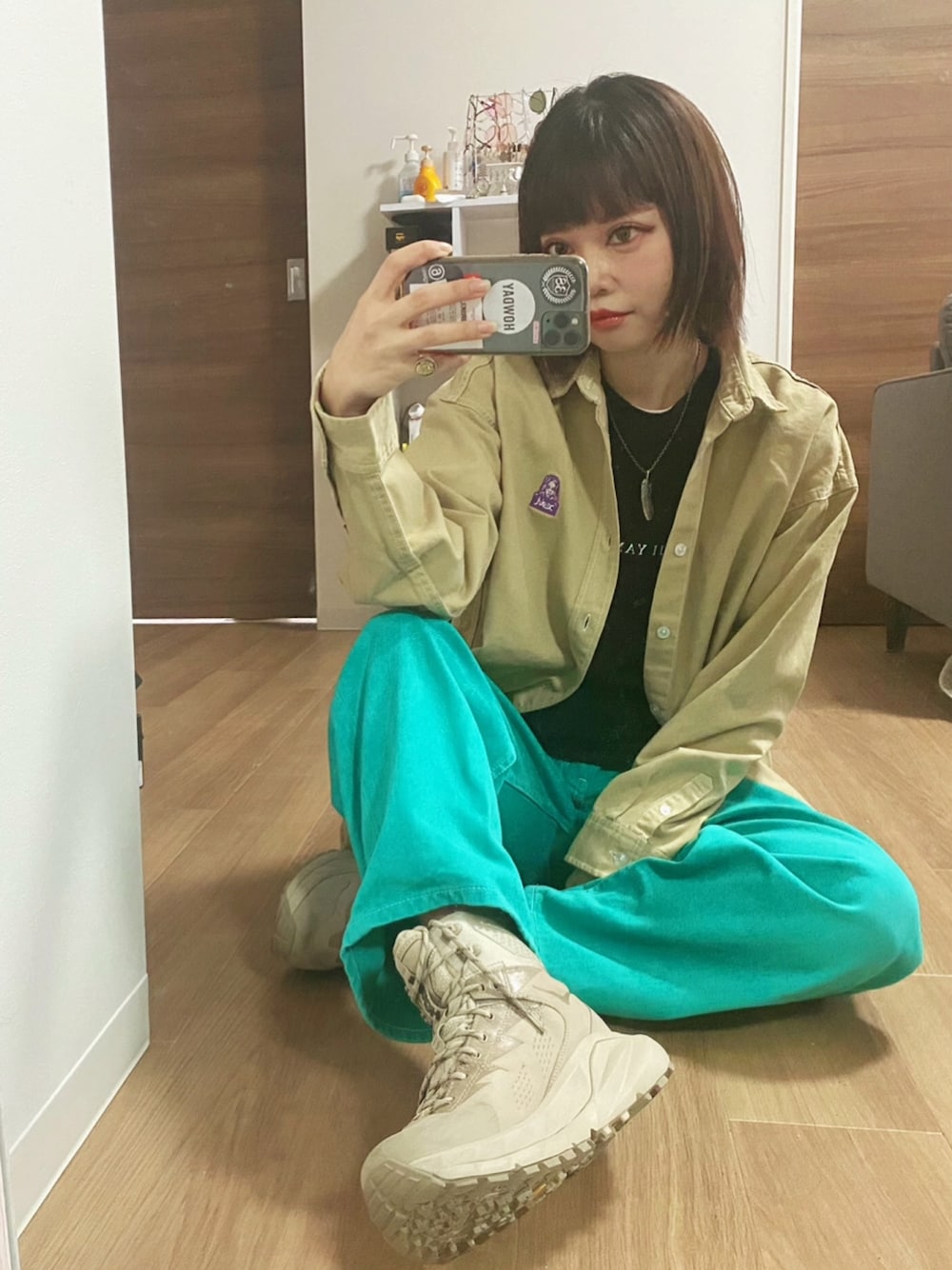 「x-girl、エックスガール、シャツスタイル、スケータースタイル、メンズライク、カラーパンツ、HOKAONEONE、トレッキングシューズ」｜「X-girlのEMDROIDERY FACE SHIRT（シャツ/ブラウス、ベージュ系）」を使った、adaaajoさん（レディース・166cm）の春コーディネートの1枚目の写真