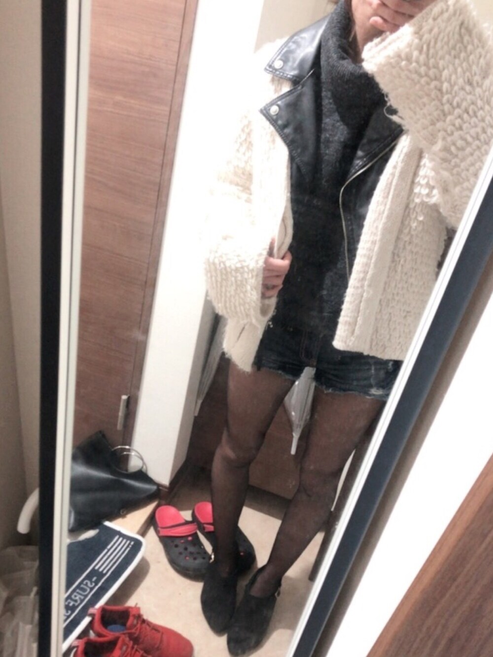 「しまむらコーデ、しまむら、タートルネック、黒、高見え、アウターONアウター」｜「しまむらのアイテム（ジャケット/アウター、ベージュ系）」を使った、ちゃむさん（レディース・158cm）の冬コーディネートの1枚目の写真