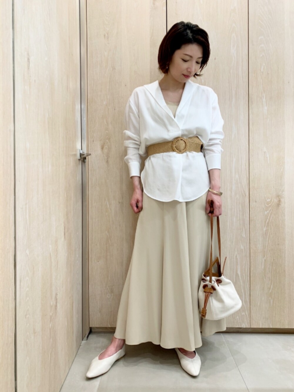 「カリテ(qualite)、フレアパンツ、シャツコーデ、ベージュスタイル、ピシェアバハウス」｜「qualiteのオープンカラーブラウス（シャツ/ブラウス、ホワイト系）」を使った、KAWAMURAさん（レディース・160cm）の春コーディネートの1枚目の写真
