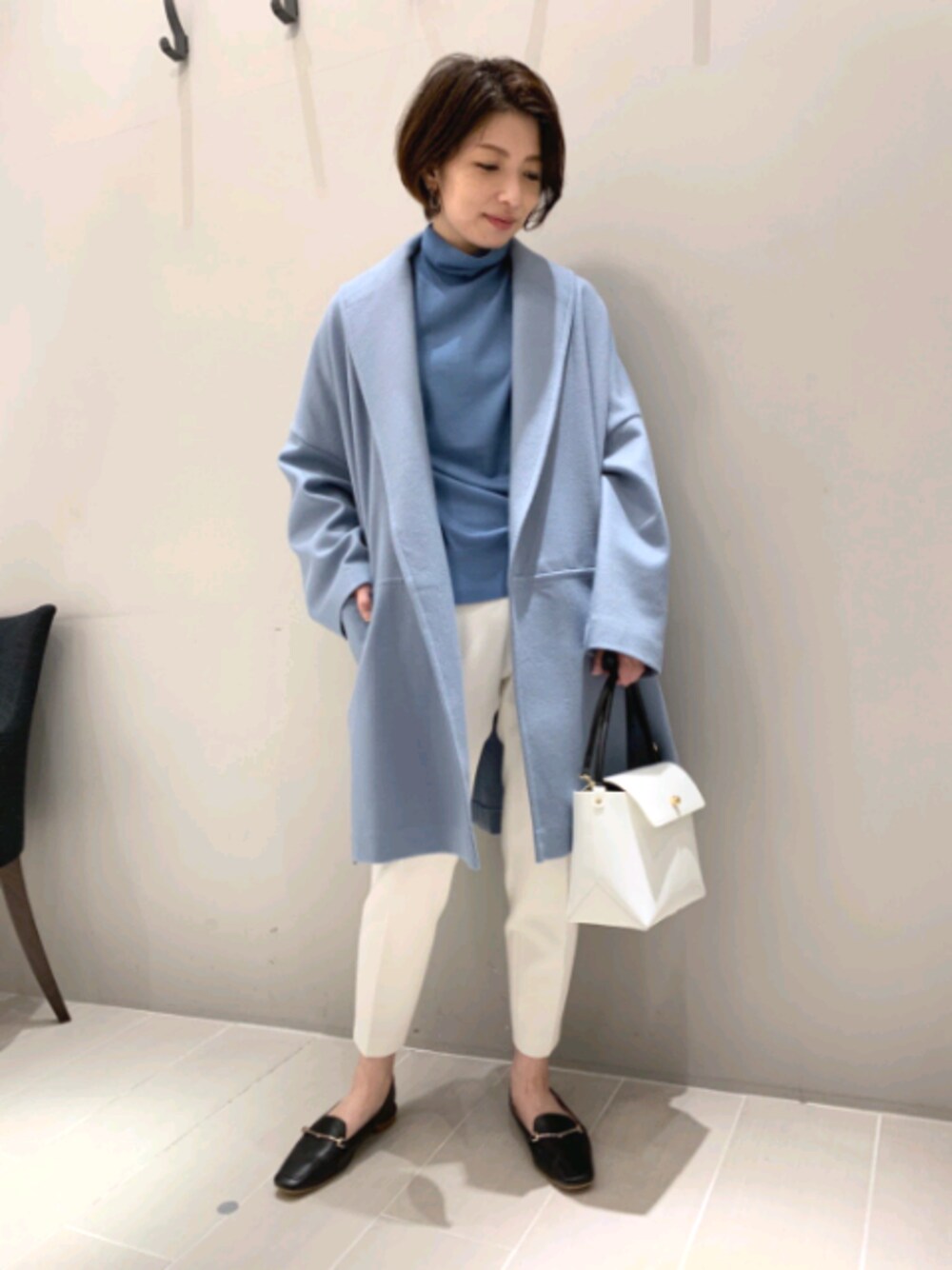 「カリテ(qualite)、ルージュ･ヴィフ ラクレ(Rouge vif la cle)、おとなコーデ、秋コーデ、秋服、ポンチョコート、タートルネックニット、ブルー」｜「qualiteのアイテム（ジャケット/アウター、ブルー系）」を使った、KAWAMURAさん（レディース・160cm）の秋コーディネートの1枚目の写真