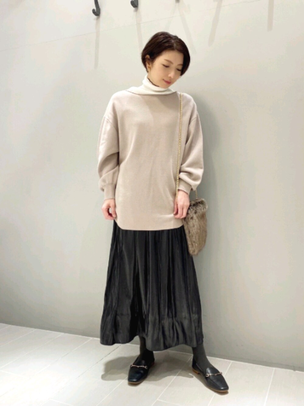 「カリテ(qualite)、ルージュヴィフ、ルージュヴィフラクレ、スエット、ニット、スカートコーデ、オトナカジュアル、通勤コーデ、秋コーデ」｜「qualiteのスウェットライクボートネックニット（ニット/セーター、ベージュ系）」を使った、KAWAMURAさん（レディース・160cm）の秋コーディネートの1枚目の写真