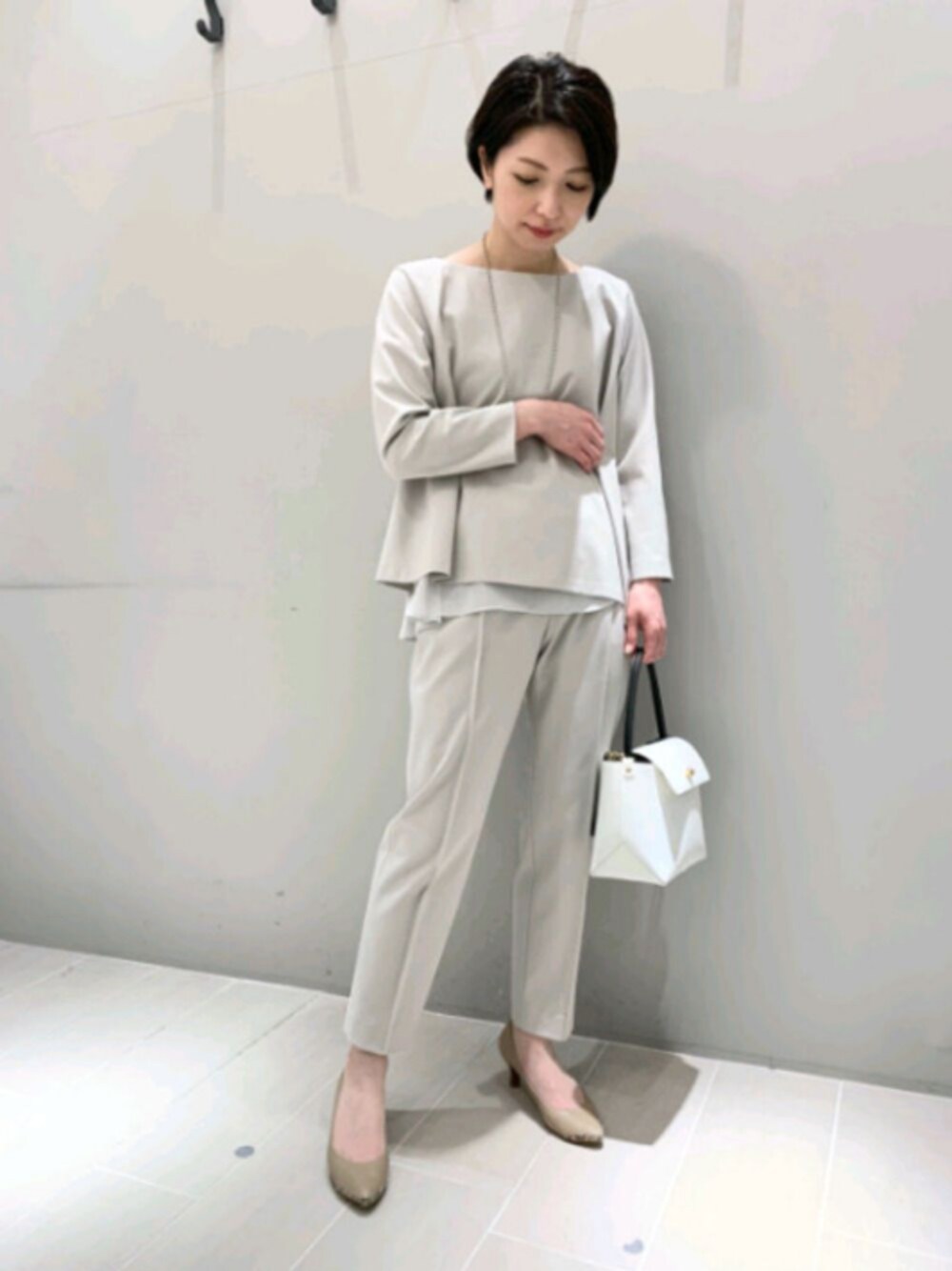 ベージュ系のその他パンツ、ベージュ系のシャツ/ブラウス、シルバー系のネックレスを着用したレディースの冬コーディネートの1枚目の写真