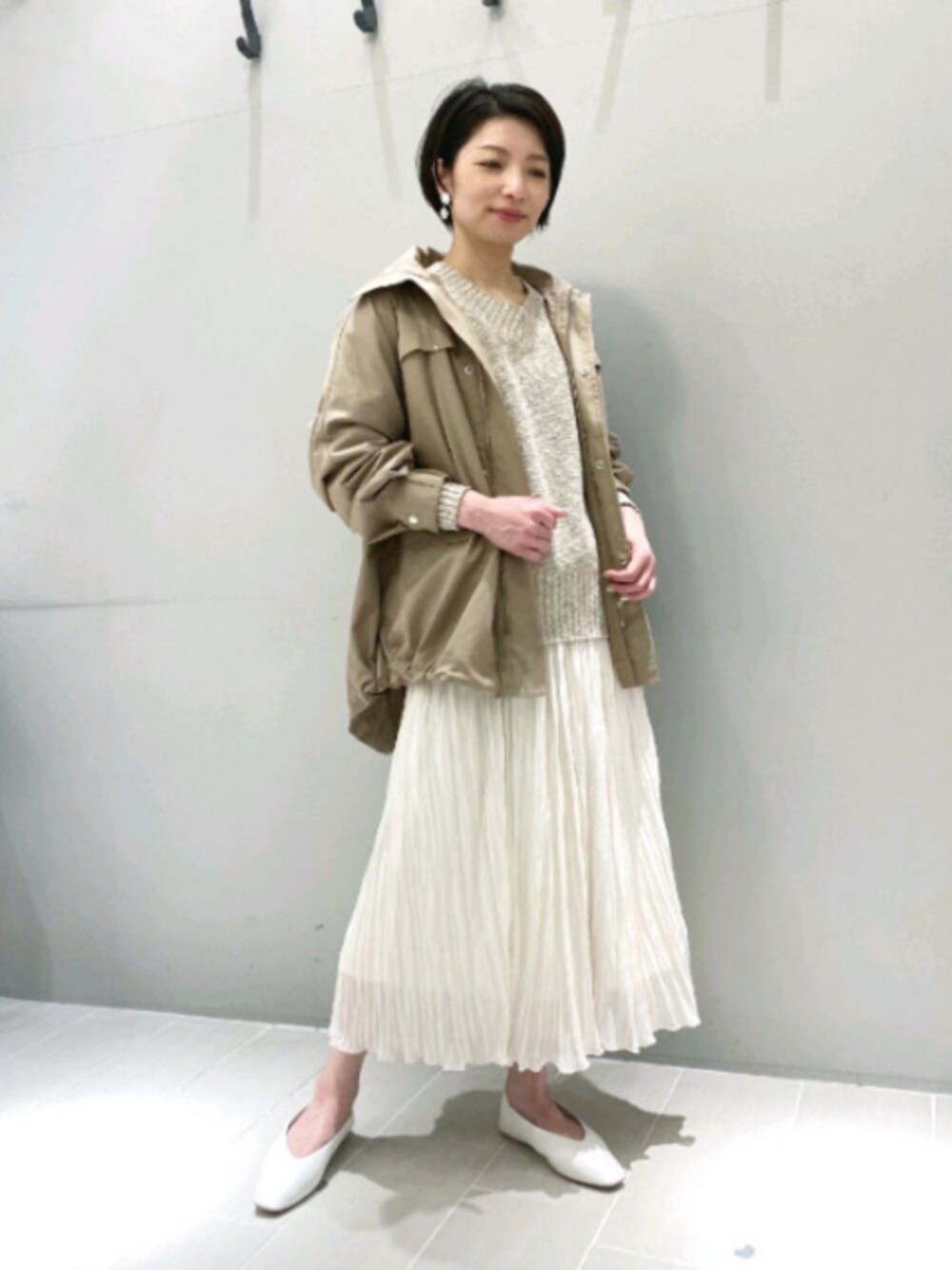 「カリテ(qualite)、ルージュヴィフ、ルージュヴィフラクレ、オトナカジュアル、40代ファッション、30代ファッション、春アウター、プリーツパンツ、マウンテンパーカー、テントライン」｜「qualiteのマウンテンパーカー（マウンテンパーカー、ベージュ系）」を使った、KAWAMURAさん（レディース・160cm）の冬コーディネートの1枚目の写真