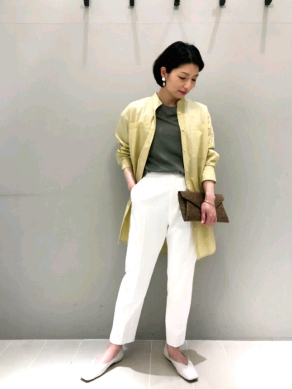 ホワイト系のその他パンツ、グリーン系のTシャツ/カットソー、ベージュ系のシャツ/ブラウスを着用したレディースの春コーディネートの1枚目の写真