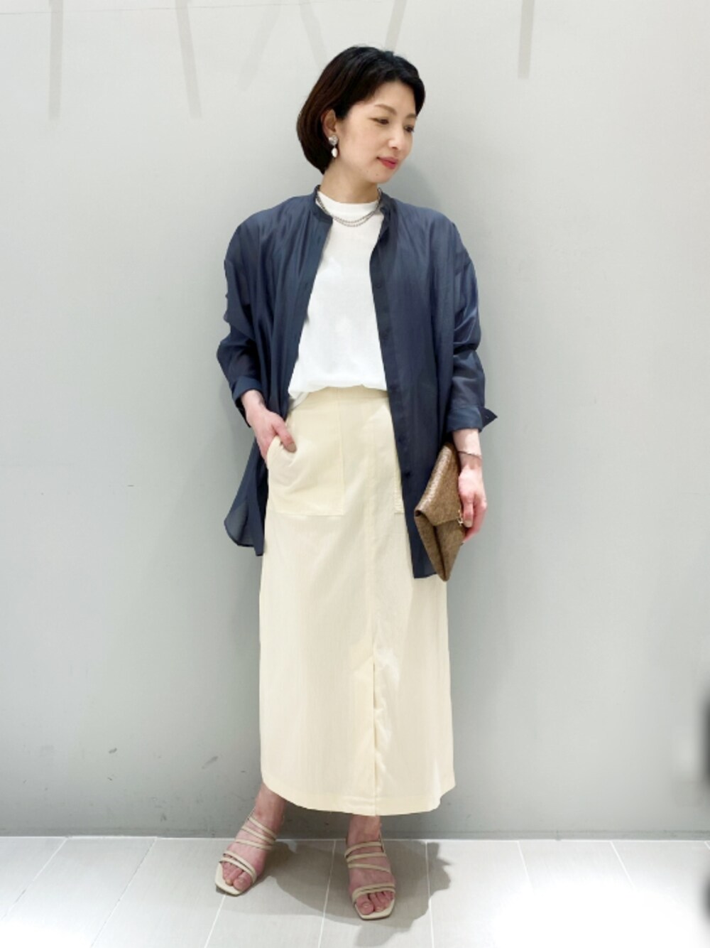 「ルージュヴィフ、ルージュヴィフラクレ、カリテ(qualite)、ピシェアバハウス、シアーシャツ、シャツスタイル、タイトスカート、オトナカジュアル、ストラップサンダル、カジュアルコーデ」｜「Rouge vifのタイプライターポケットスカート（スカート、ベージュ系）」を使った、KAWAMURAさん（レディース・160cm）の春コーディネートの1枚目の写真