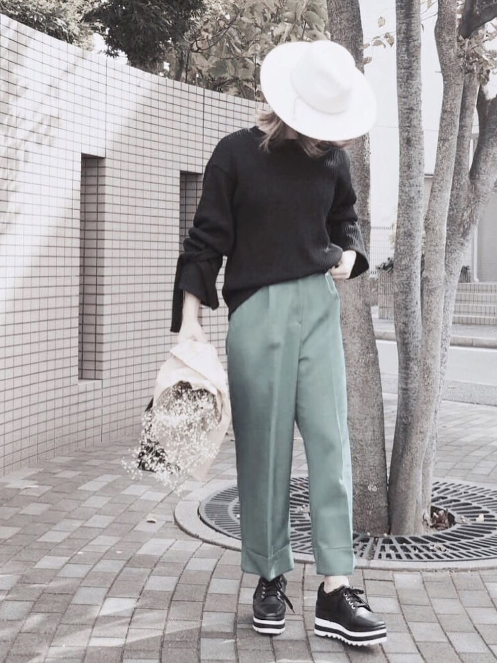 グリーン系のその他パンツ、ブラック系のニット/セーター、ブラック系のシューズを着用したレディースの冬コーディネートの1枚目の写真