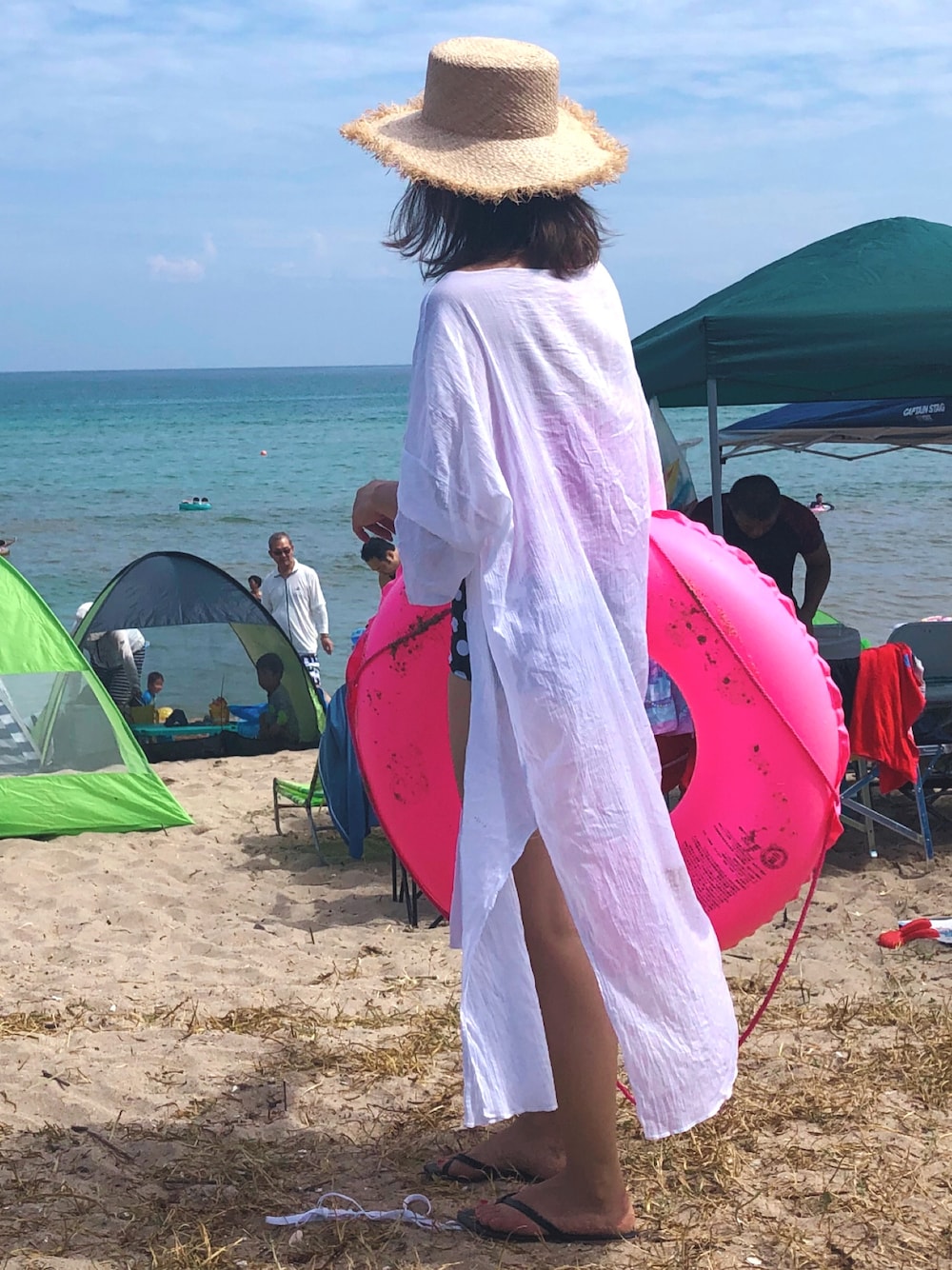 ホワイト系のカーディガン/ボレロ、その他のハットを着用したレディースの夏コーディネートの1枚目の写真