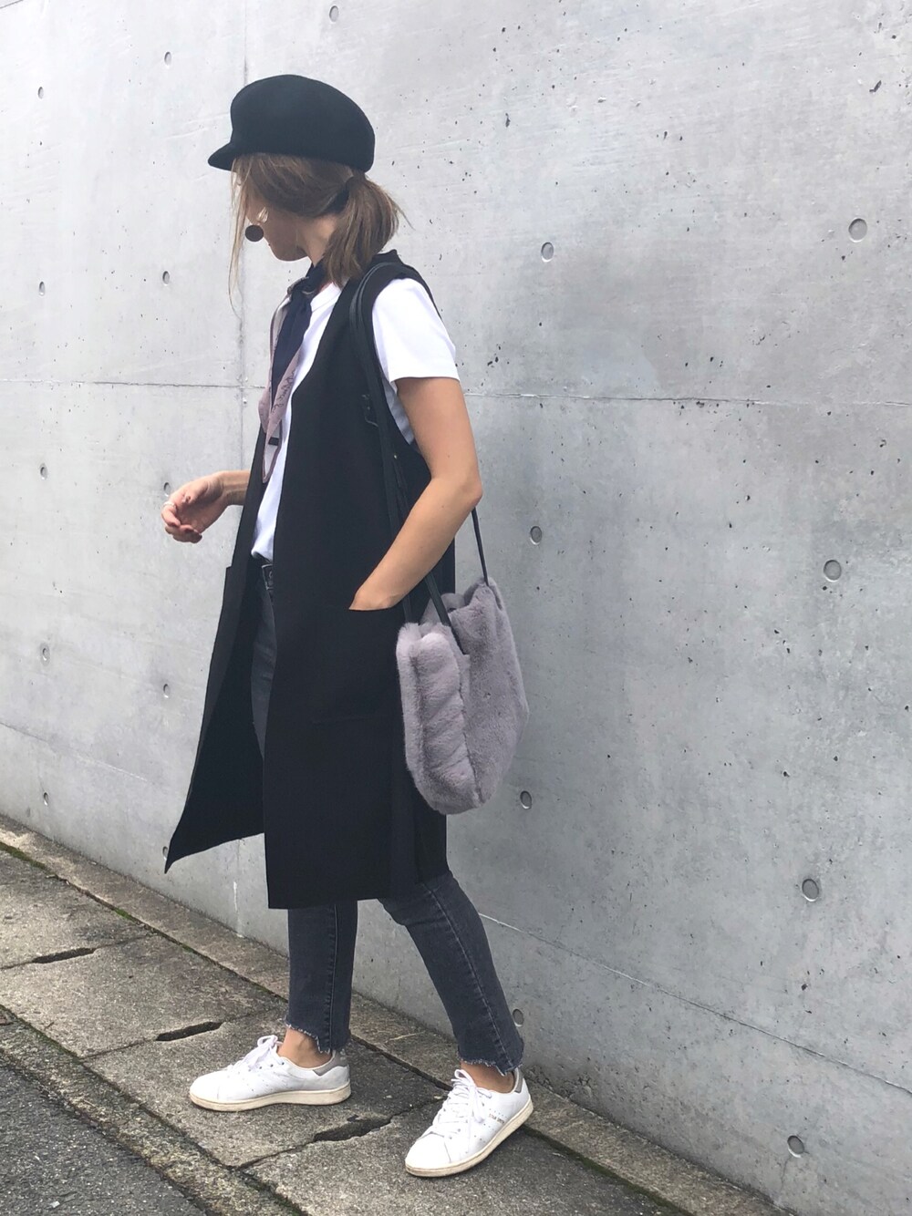「秋コーデ、ジレ、ベスト、ロングジレ、ロングベスト、スリムパンツ、スキニーデニム、スタンスミス、秋服準備はじめました、大人カジュアル」｜「DONOBANのアイテム（ベスト、ブラック系）」を使った、まちゃさん（レディース・157cm）の秋コーディネートの1枚目の写真
