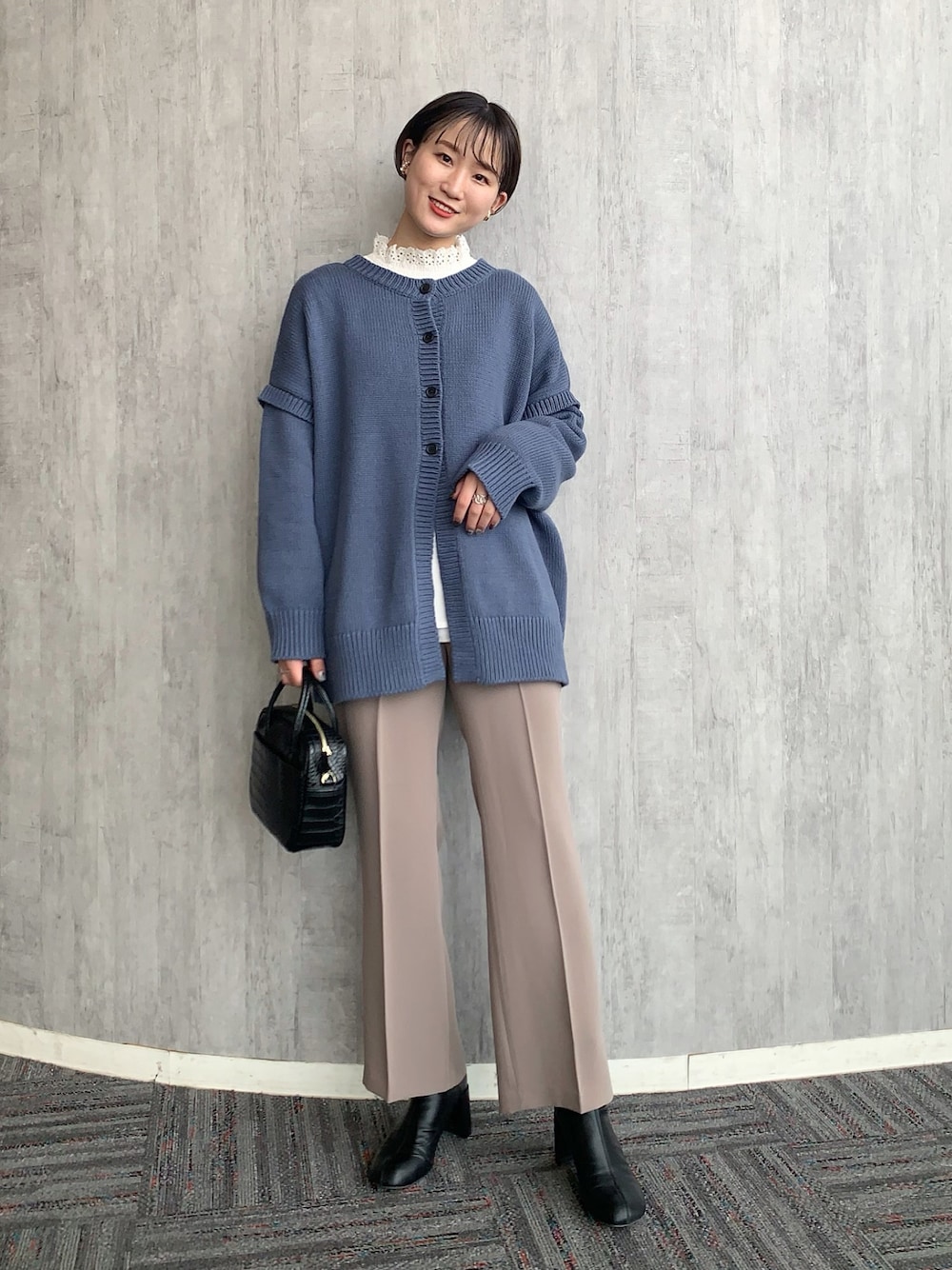「大人カジュアル、オトナ女子、黒ブーツ、カーディガン、くすみカラー、カラーパンツ、くすみブルー、カジュアル、パンツスタイル、オーバーサイズ」｜「LOWRYS FARMの２ＷＡＹバックスリットカーディガン　895727（ニット/セーター、ブルー系）」を使った、ちゃんおのさん（レディース・166cm）の秋コーディネートの1枚目の写真