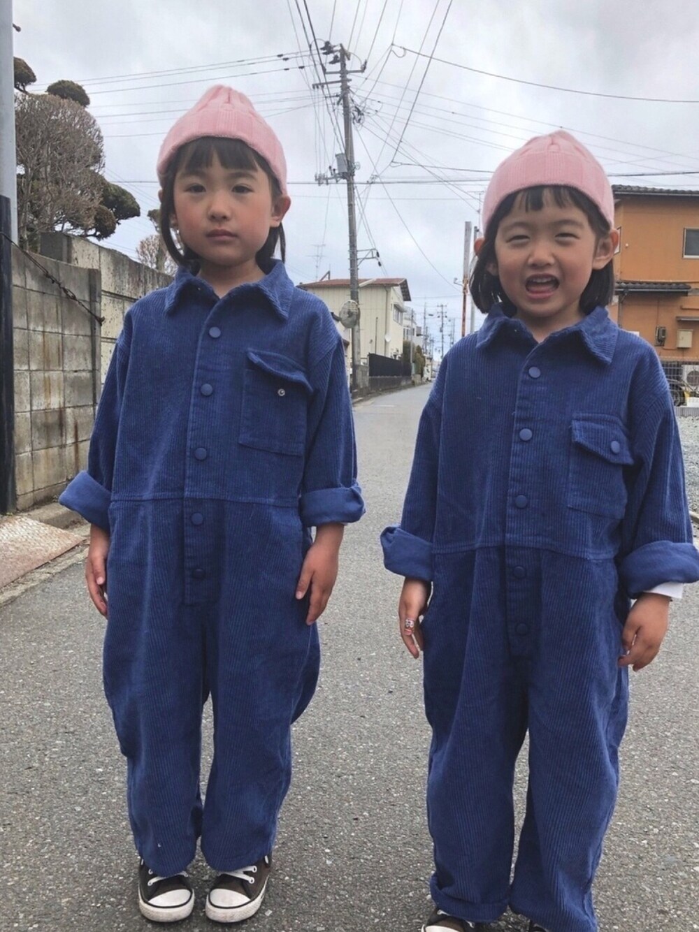 「カジュアルコーデ、休日コーデ、双子コーデ、プチプラ、くすみカラー、ピンク、ボーイズライク、韓国子供服、オールインワン、スニーカー」｜「韓国子供服のアイテム（つなぎ/オールインワン、ブルー系）」を使った、こはあささん（キッズ・120cm）の春コーディネートの1枚目の写真
