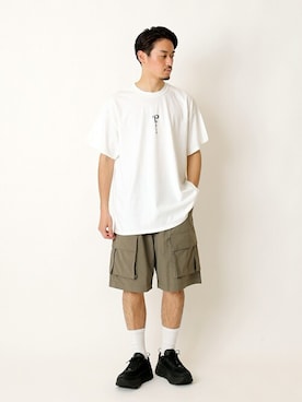 カーゴパンツ（ブラウン系）を使った「白Tシャツ」の人気ファッション