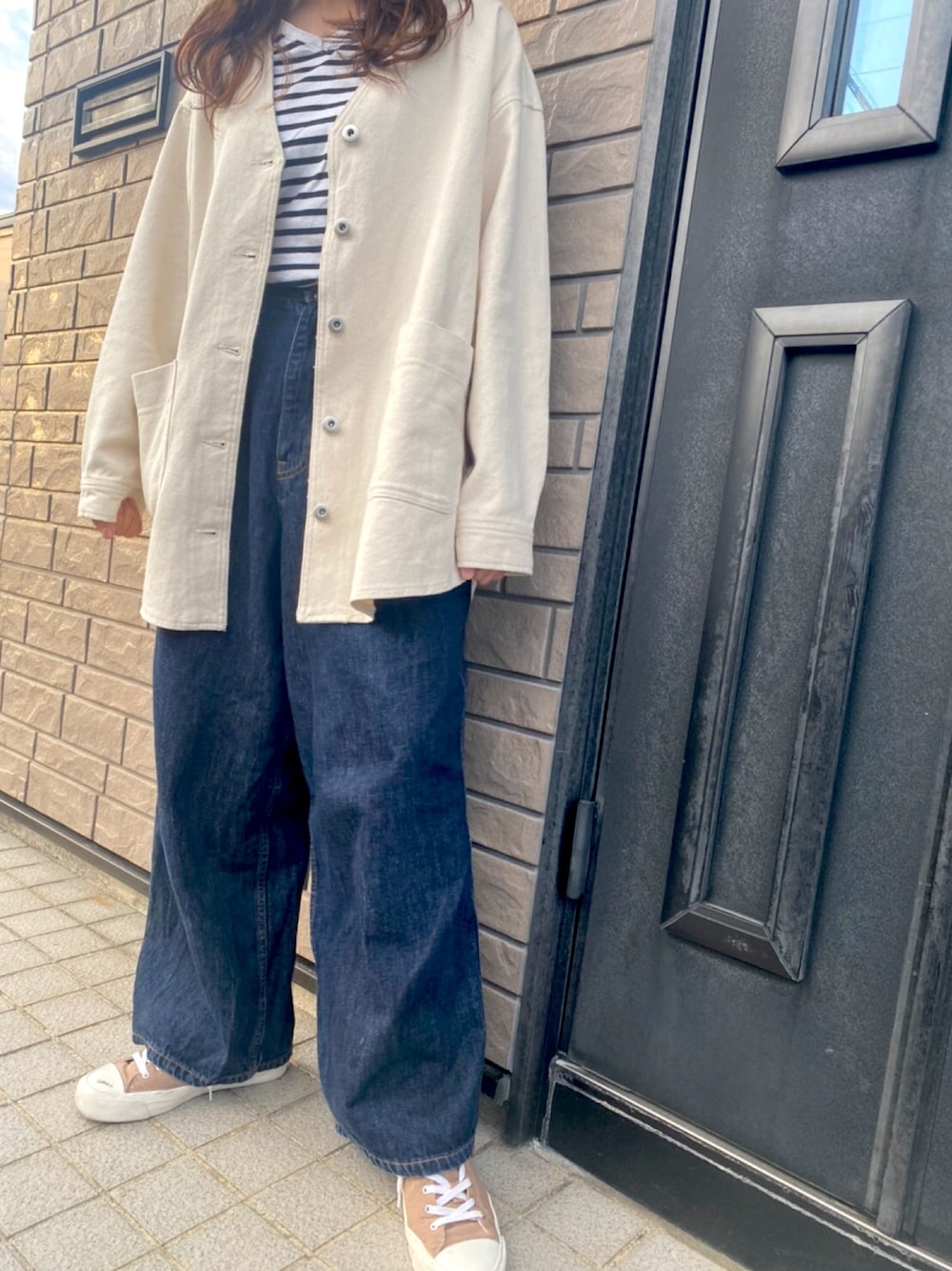 「休日スタイル、おうちスタイル、スニーカーコーデ」｜「niko and...のオリジナルタックバギーデニムパンツ（デニムパンツ、ブルー系）」を使った、Wakaさん（レディース・153cm）の春コーディネートの1枚目の写真