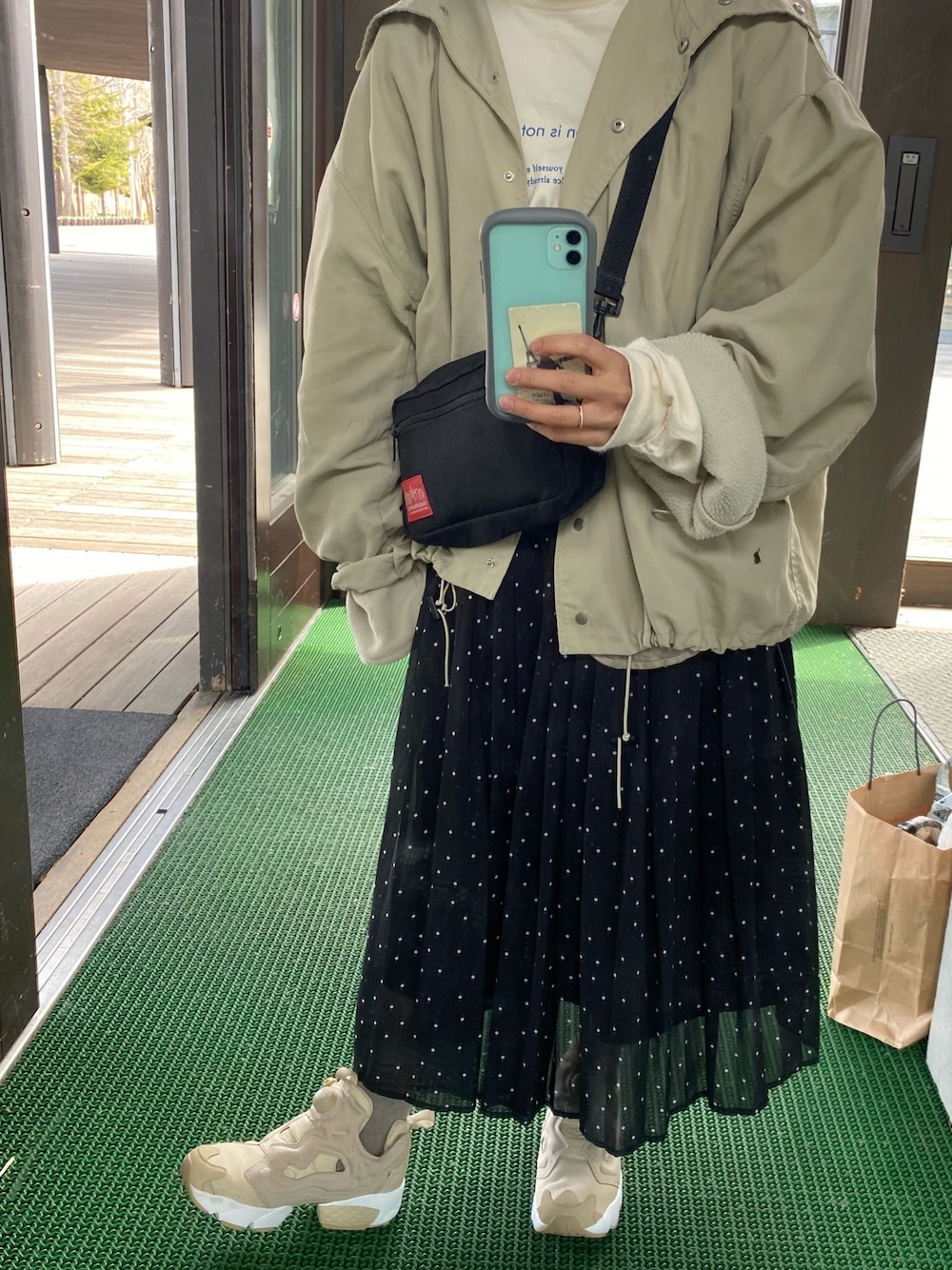 「ReebokのReebok リーボック INSTAPUMP FURY OG  (インスタポンプフューリーOG)（スニーカー、ベージュ系）」を使った、Wakaさん（レディース・153cm）の春コーディネートの1枚目の写真