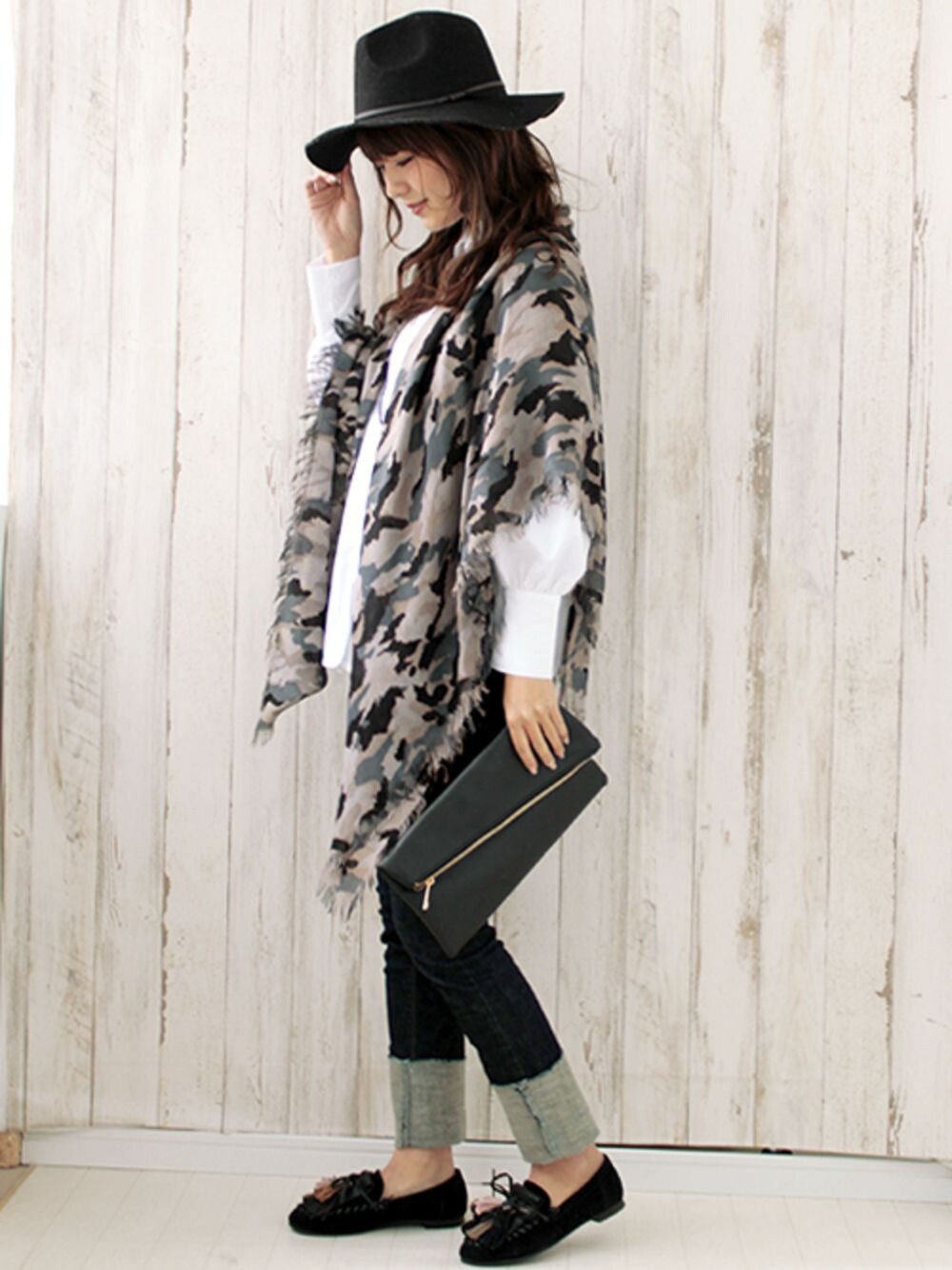 グレー系のストール/ショールを着用したレディースの冬コーディネートの1枚目の写真