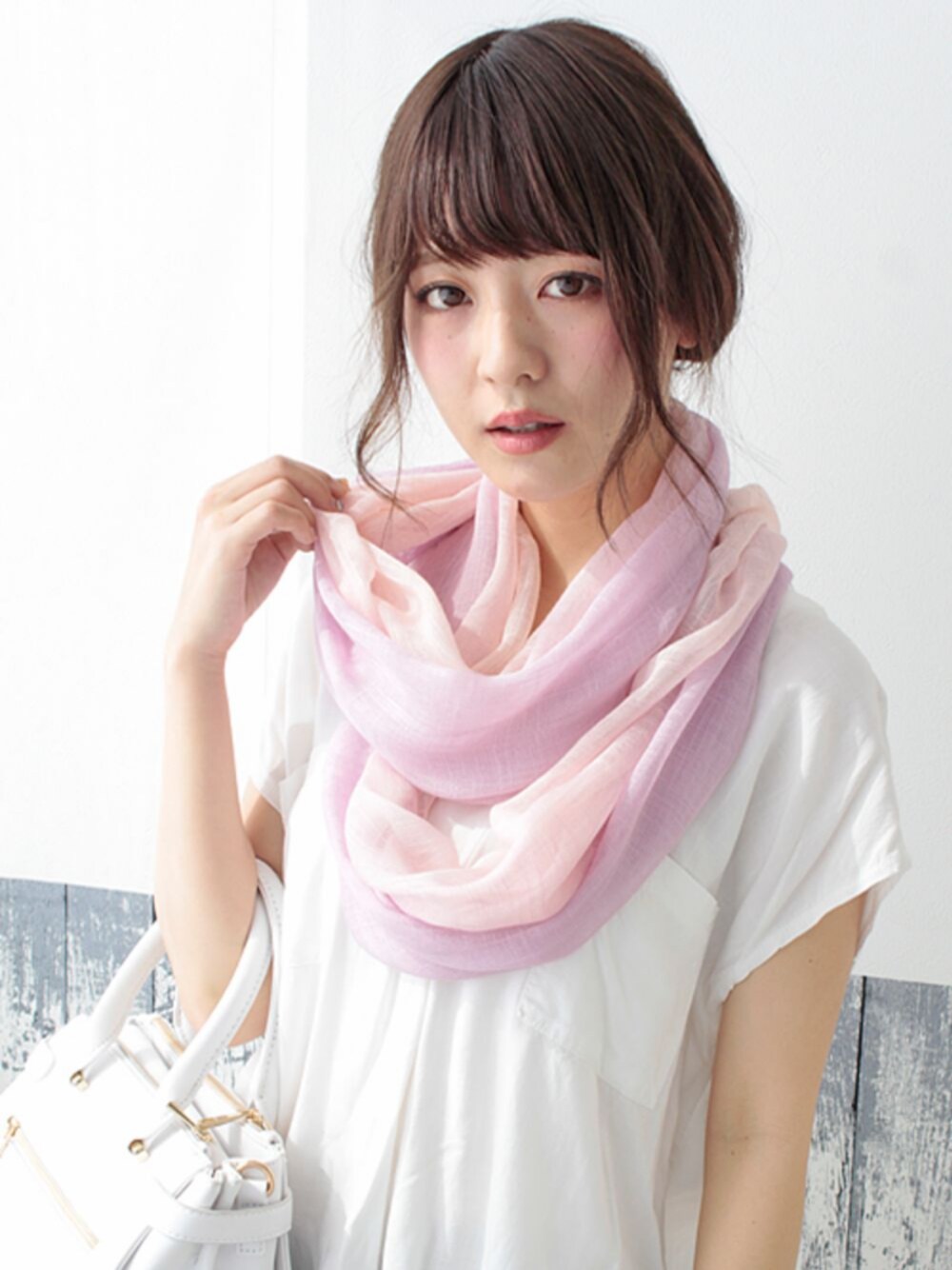 「スヌード、デート、シンプルコーデ、夏コーデ、白Tシャツ、ＵＶカット、オトナカジュアル、日焼け対策、冷房対策、1136001」｜「LALAのUVカット加工グラデーションガーゼスヌード（ストール/ショール、パープル系）」を使った、LALABoutiqueさん（レディース・160cm）の夏コーディネートの1枚目の写真