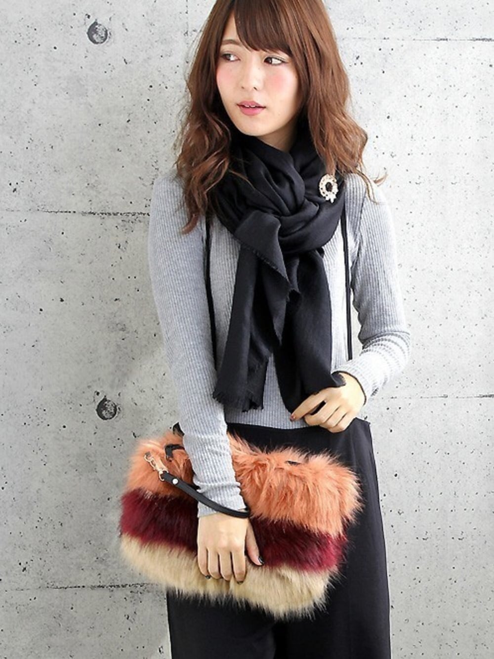 その他のクラッチバッグを着用したレディースの秋コーディネートの1枚目の写真