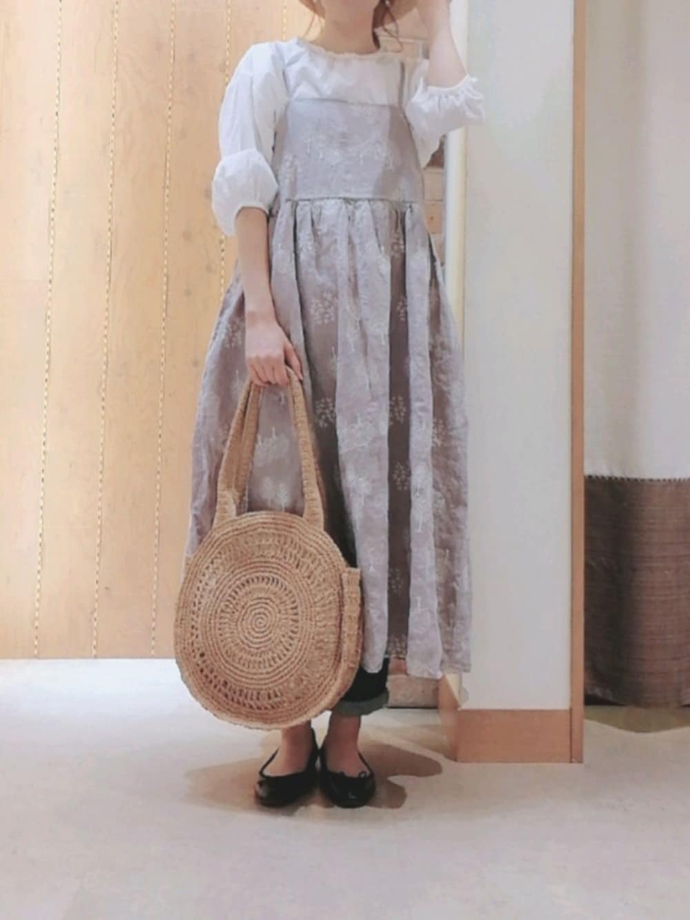 「大人カジュアル、ワンピース、刺繍、ガーリー、サークルバッグ、バレエシューズ、Samansa Mos2、SM2、TSUHARU by Samansa Mos2 、SM2 ehka sopo 浜松メイワン」｜「Samansa Mos2のデニムパンツ（パンツ、ブルー系）」を使った、きむさんさん（レディース・165cm）の春コーディネートの1枚目の写真