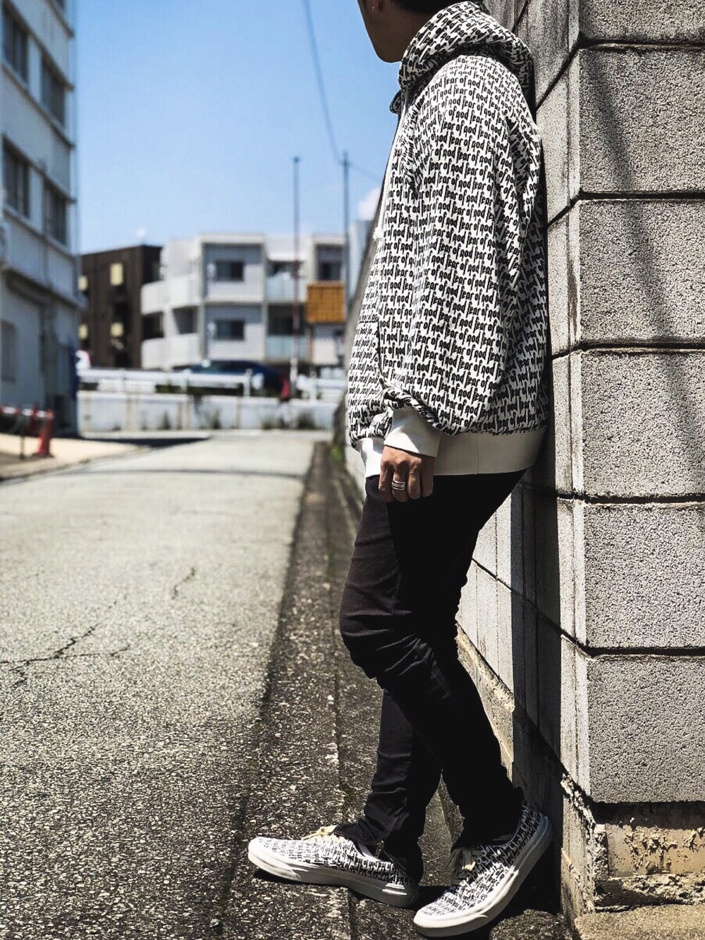 「シンプルコーデ、カジュアルコーデ、春、おしゃれさんと繋がりたい、黒、ストリート、スニーカー、ootd、ビッグシルエット、プチプラ」｜「Fear of God Los Angelesのアイテム（パーカー、グレー系）」を使った、༅ ༂ ༕さん（メンズ・165cm）の冬コーディネートの1枚目の写真