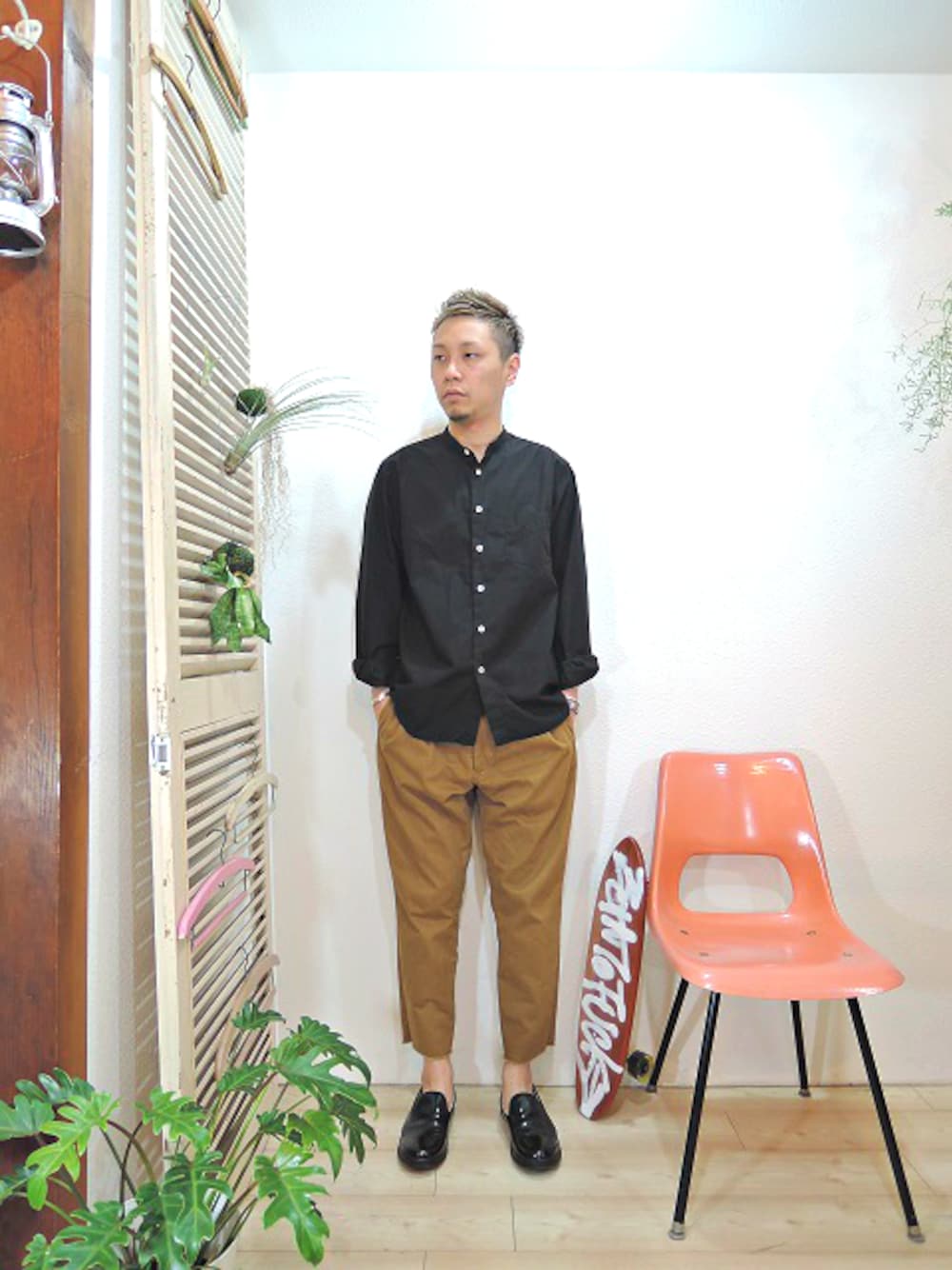ブラック系のシャツ/ブラウス、ベージュ系のチノパンツ、ブラック系のブーツを着用したメンズの冬コーディネートの1枚目の写真