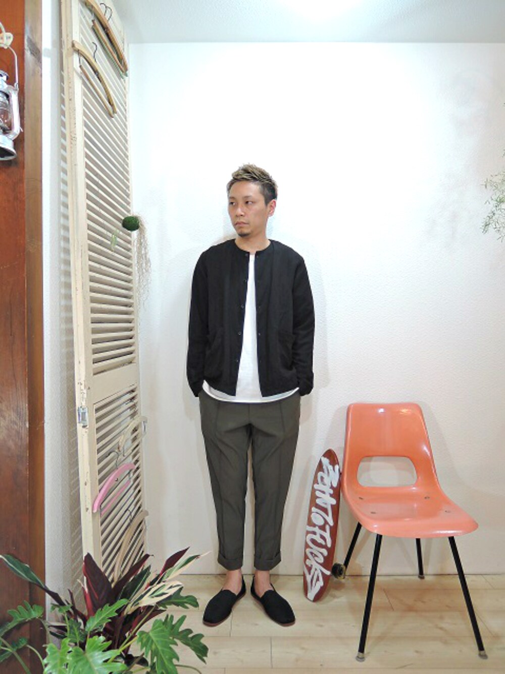 「イージーパンツ、ダブルパンツ、白Tシャツ、FRUIT OF THE LOOM、カットオフTシャツ、カンフーシューズ、tomcat、シャツカーディガン、 リラックスパンツ、センタープリーツ」｜「MANUAL ALPHABETのMANUAL ALPHABET-LAX SHT CARDIGAN（シャツ/ブラウス、ブラック系）」を使った、ReTrickさん（メンズ・170cm）の春コーディネートの1枚目の写真