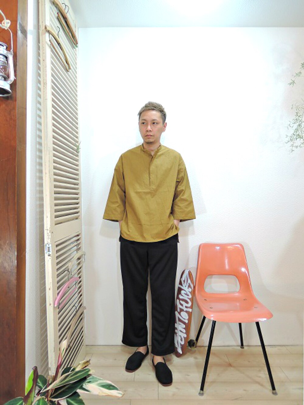 ベージュ系のシャツ/ブラウス、ブラック系のその他パンツ、ブラック系のその他シューズを着用したメンズの春コーディネートの1枚目の写真