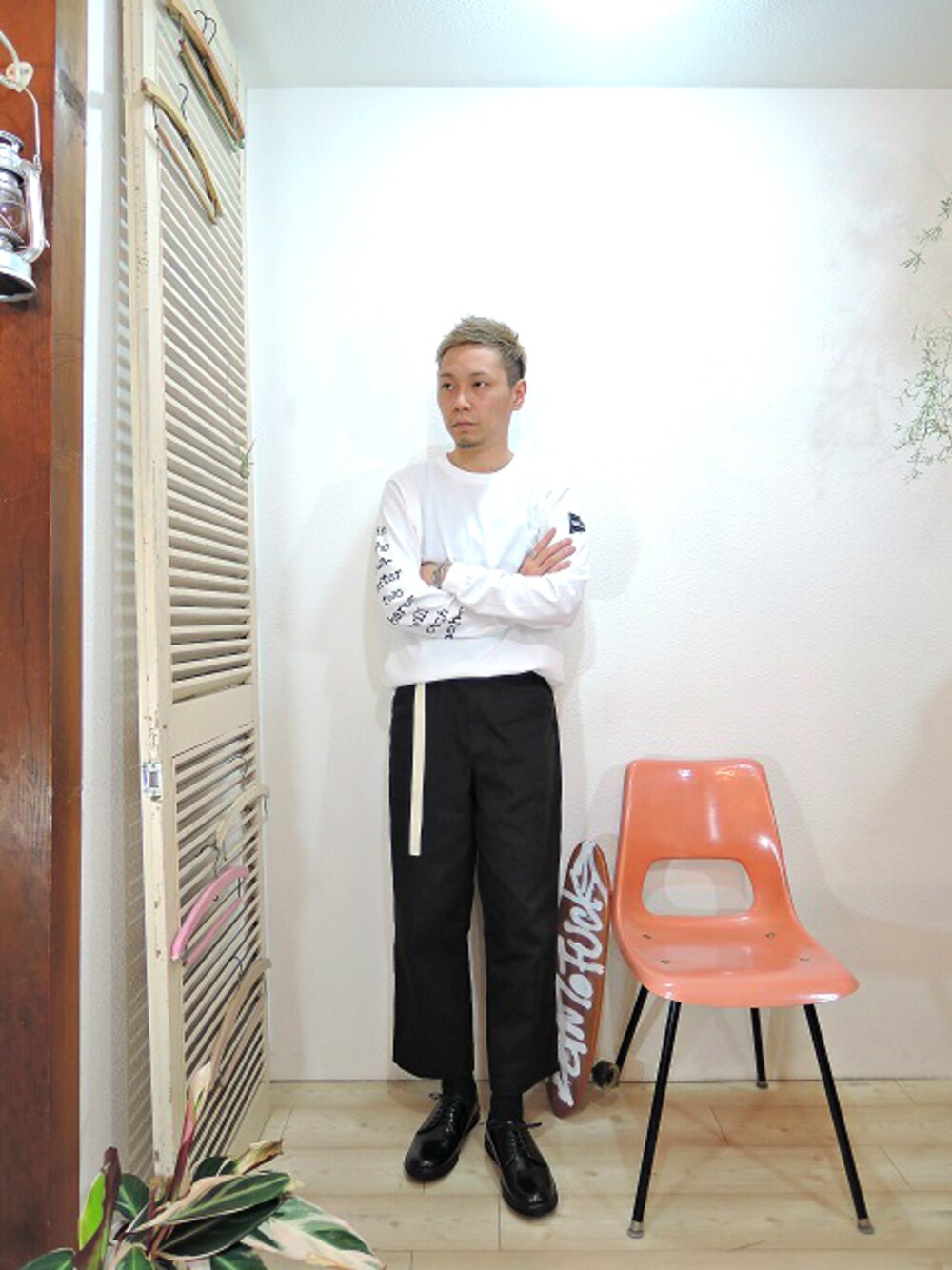 ホワイト系のTシャツ/カットソー、ブラック系のその他パンツ、ブラック系のブーツを着用したメンズの春コーディネートの1枚目の写真