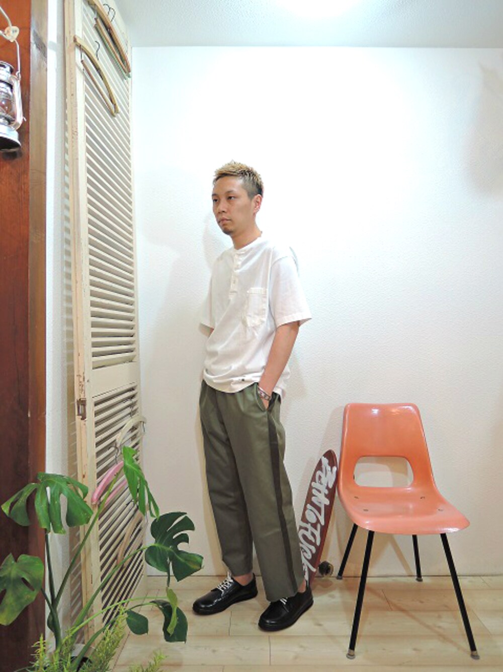 ホワイト系のTシャツ/カットソー、グリーン系のその他パンツ、ブラック系のブーツを着用したメンズの夏コーディネートの1枚目の写真