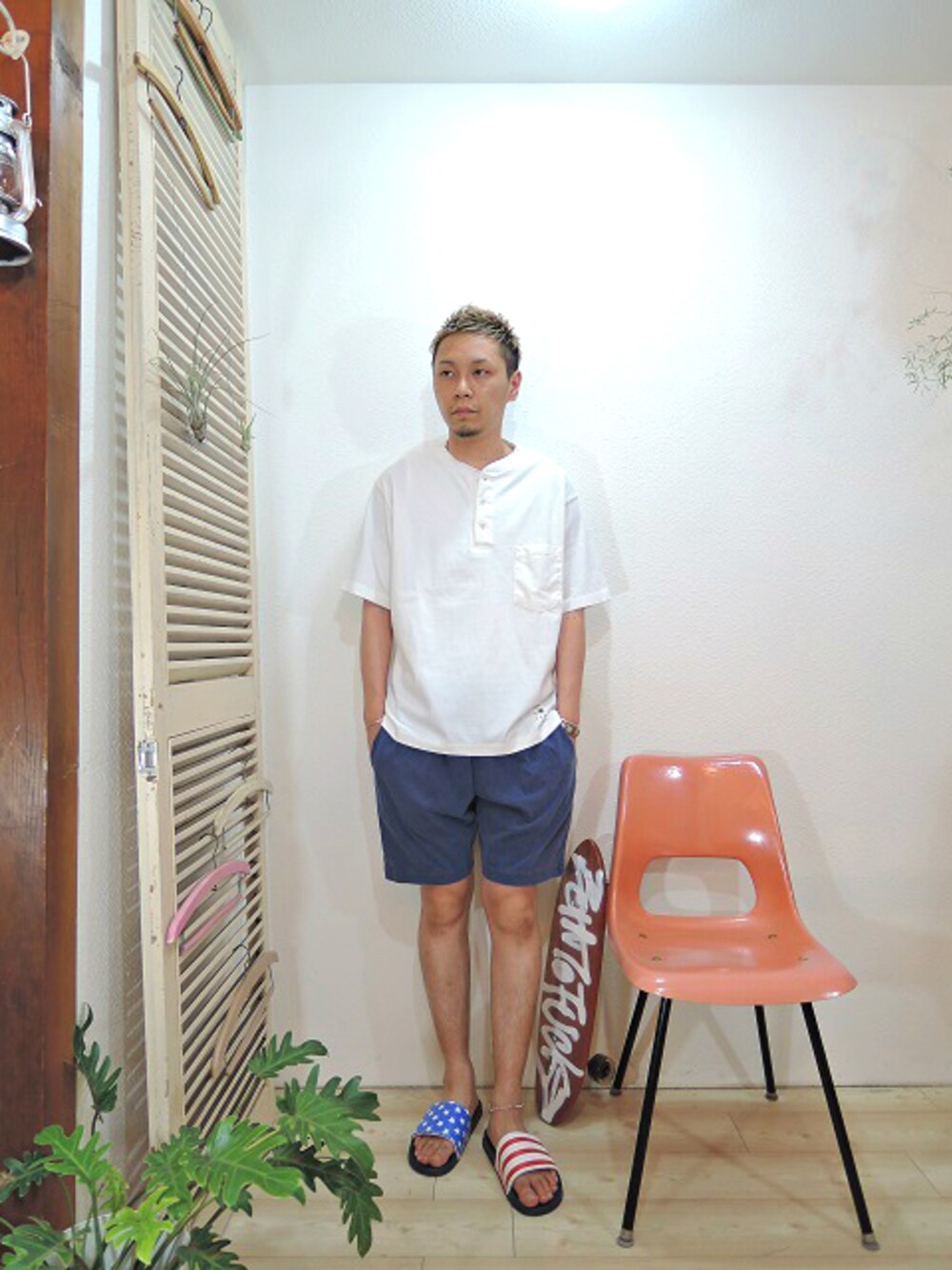 ホワイト系のTシャツ/カットソー、ホワイト系のタンクトップ、ブルー系のその他パンツを着用したメンズの夏コーディネートの1枚目の写真