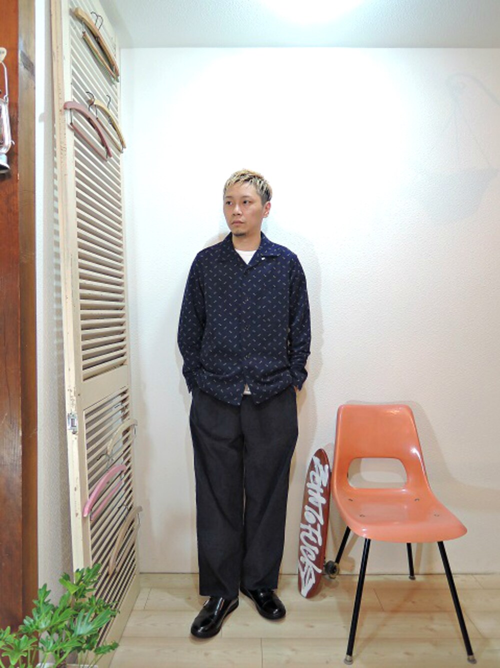 ブルー系のシャツ/ブラウス、ホワイト系のTシャツ/カットソー、ブルー系のその他パンツを着用したメンズの秋コーディネートの1枚目の写真