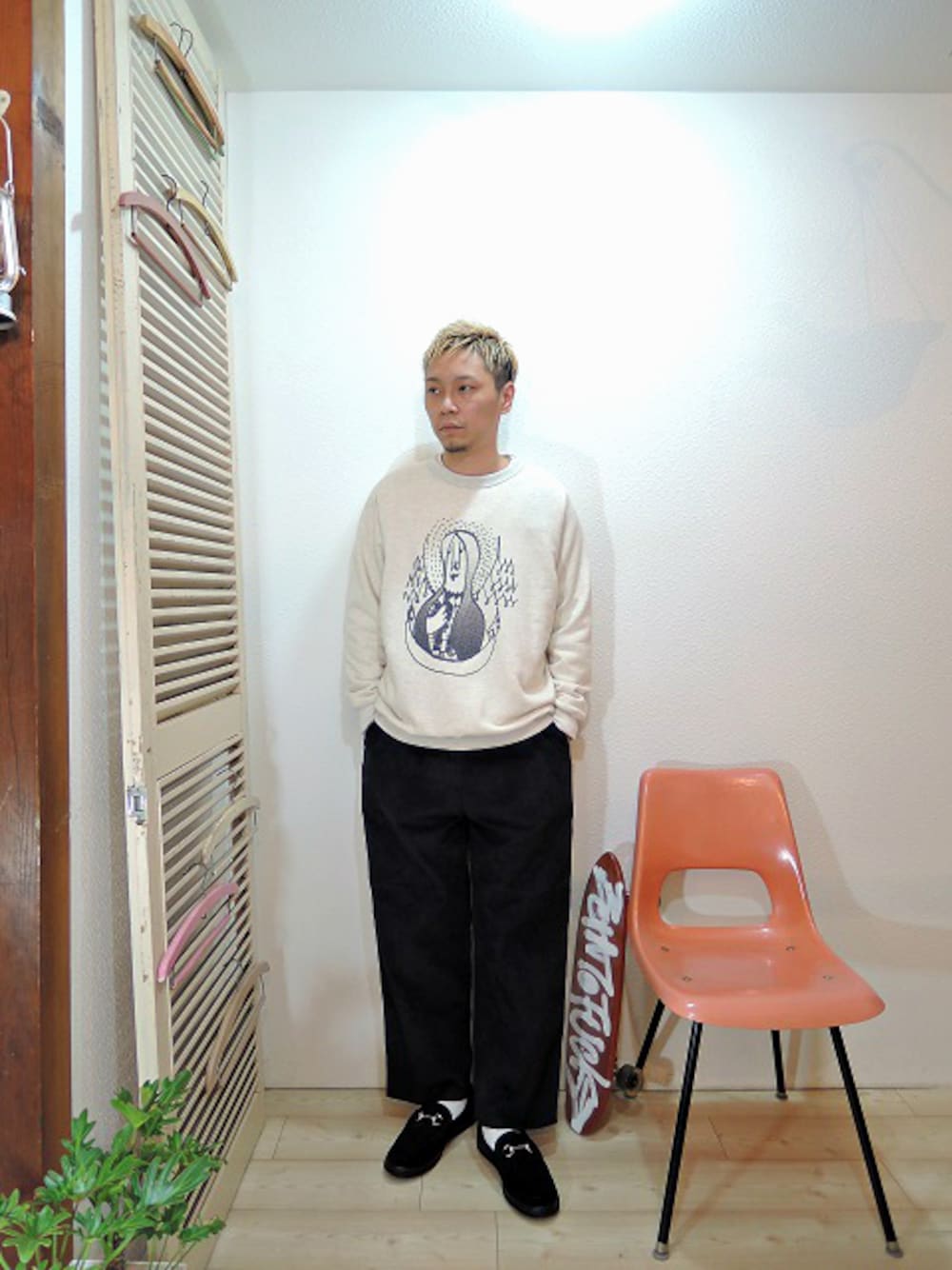 ホワイト系のスウェット、ホワイト系のTシャツ/カットソー、ブラック系のその他パンツを着用したメンズの秋コーディネートの1枚目の写真