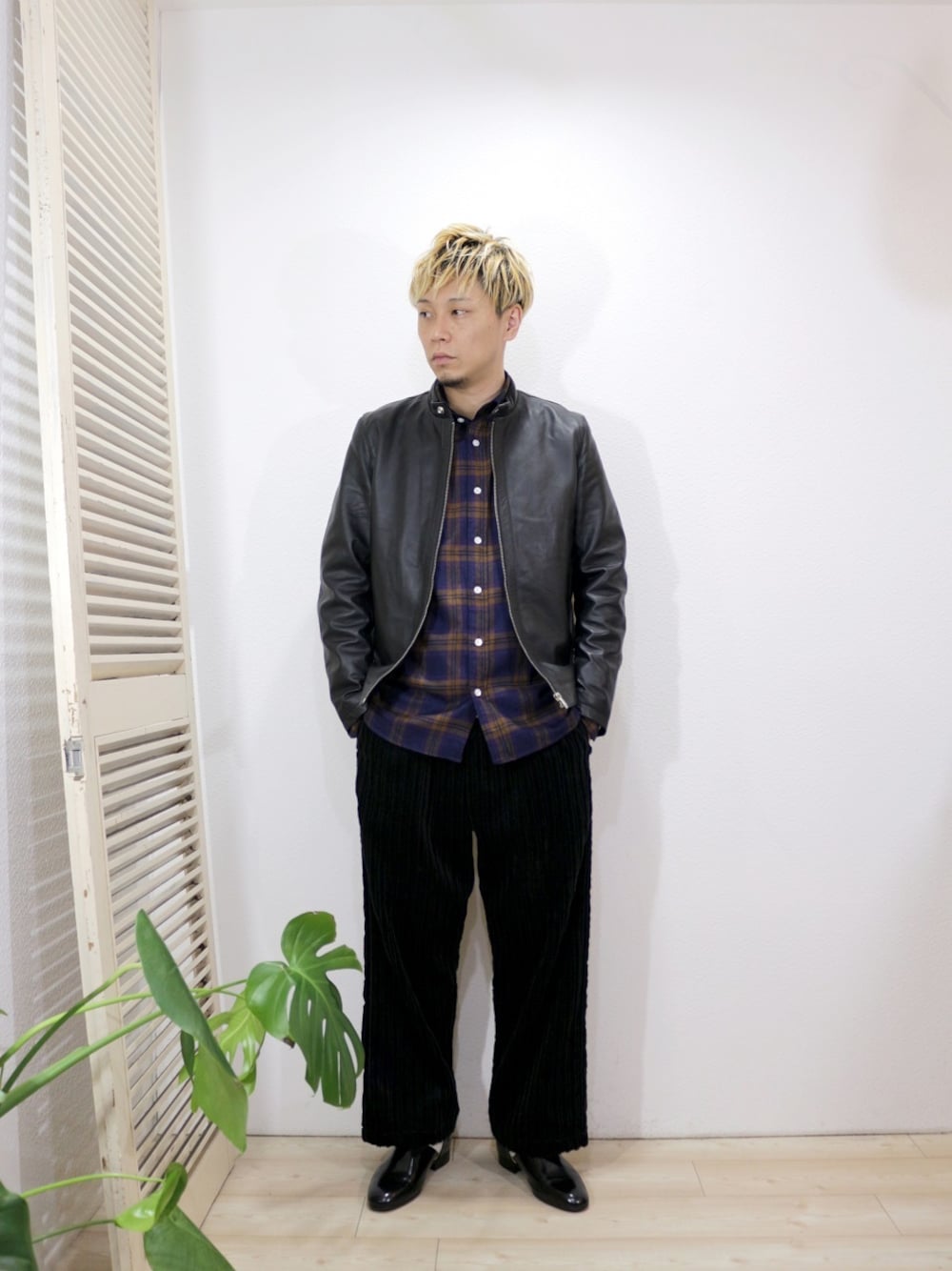 ブラック系のライダースジャケット、パープル系のシャツ/ブラウス、ブラック系のその他パンツを着用したメンズの秋コーディネートの1枚目の写真