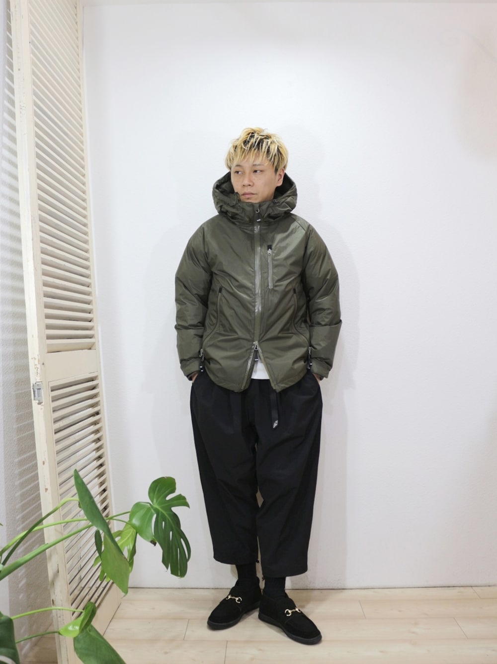 グリーン系のダウンジャケット/コート、ホワイト系のTシャツ/カットソー、ブラック系のその他パンツを着用したメンズの秋コーディネートの1枚目の写真