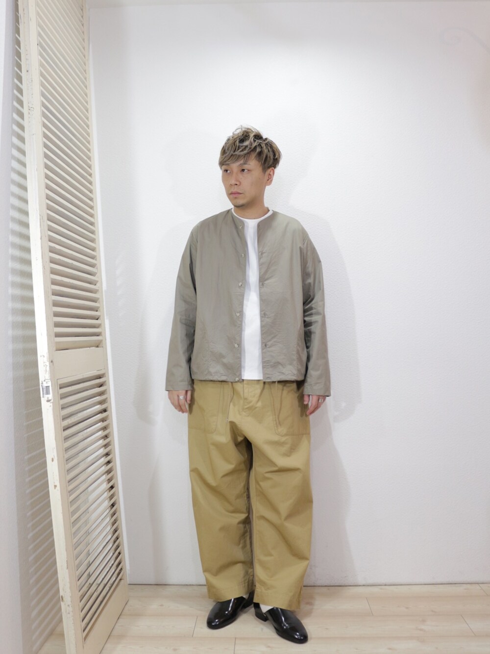 ベージュ系のシャツ/ブラウス、ホワイト系のTシャツ/カットソー、ベージュ系のその他パンツを着用したメンズの春コーディネートの1枚目の写真