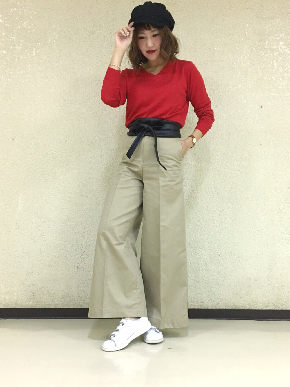 「チノパン、Vネック、ハイウエスト、キャスケット、ワイドパンツ、赤ニット、ロペピクニック、サッシュベルト、秋コーデ、ミリオンホット」｜「ROPE' PICNICのメルトンキャスケット（キャスケット、ブラック系）」を使った、majicoさん（レディース・160cm）の秋コーディネートの1枚目の写真
