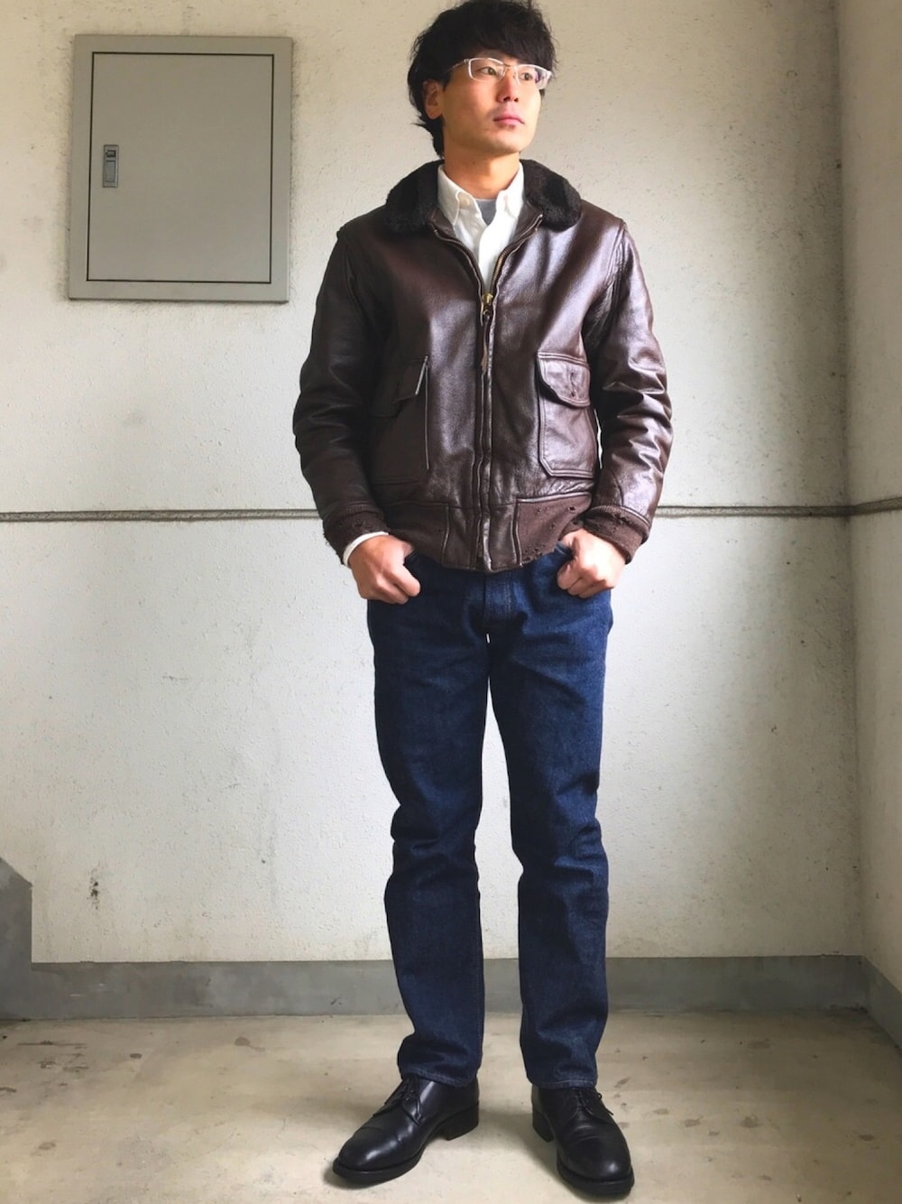 「デニム、古着MIX、ミリタリー、ミリタリージャケット、革ジャン、シャツスタイル、ドレスシューズ、革靴、アメカジ、冬アウター着回しチャレンジ」｜「U.S.N.のG1（ミリタリージャケット、ブラウン系）」を使った、くっしーさん（メンズ・168cm）の冬コーディネートの1枚目の写真
