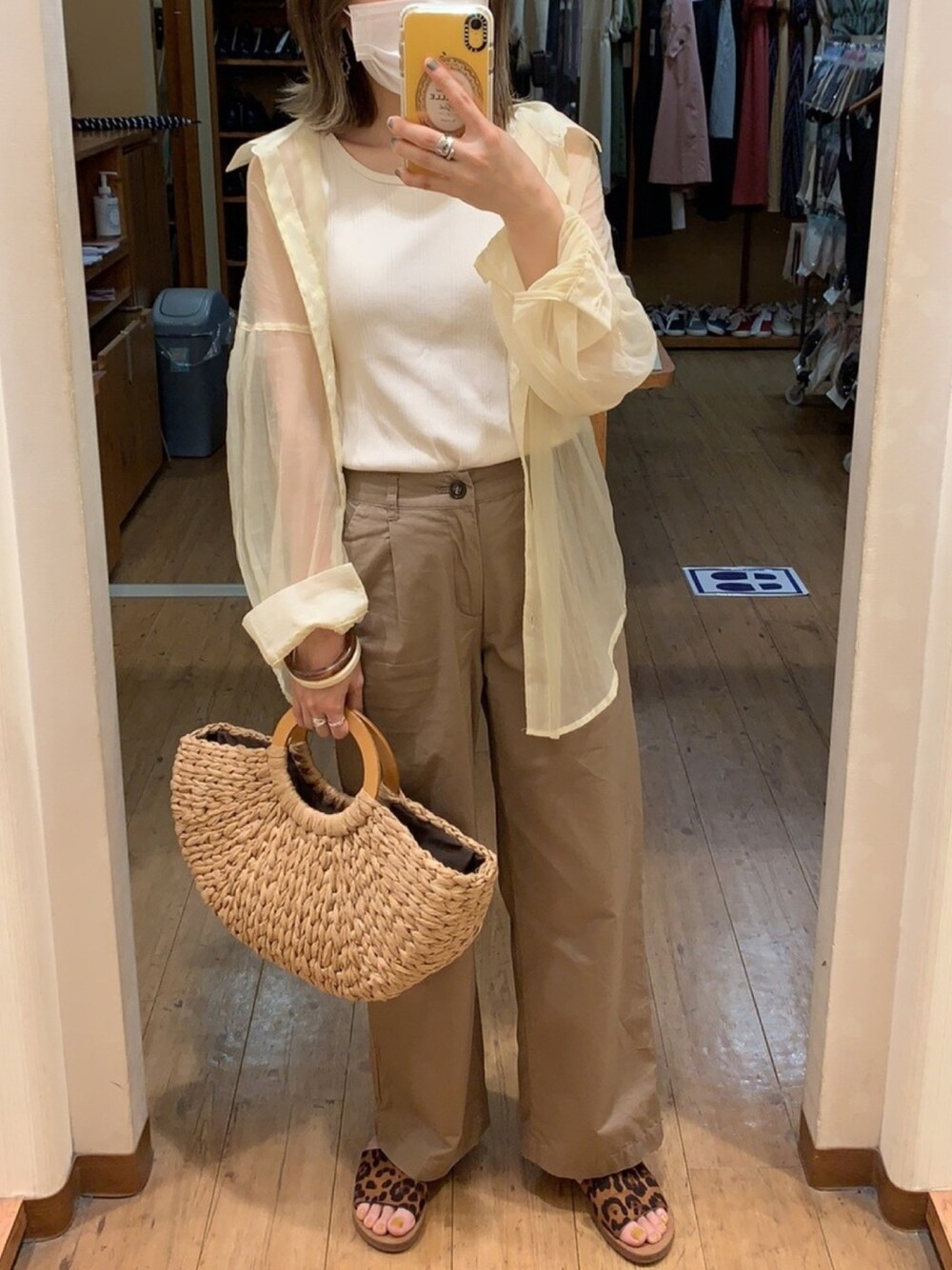 「GUのアイテム（シャツ/ブラウス、イエロー系）」を使った、✩さん（レディース・156cm）の夏コーディネートの1枚目の写真