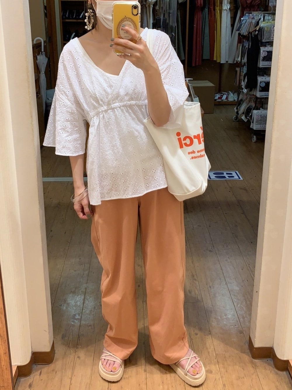 「Honeysのアイテム（シャツ/ブラウス、ホワイト系）」を使った、✩さん（レディース・156cm）の夏コーディネートの1枚目の写真