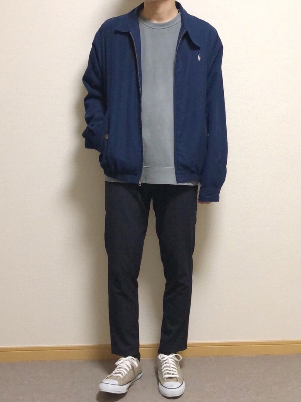 ブルー系のその他パンツ、ベージュ系のスニーカーを着用したメンズの冬コーディネートの1枚目の写真