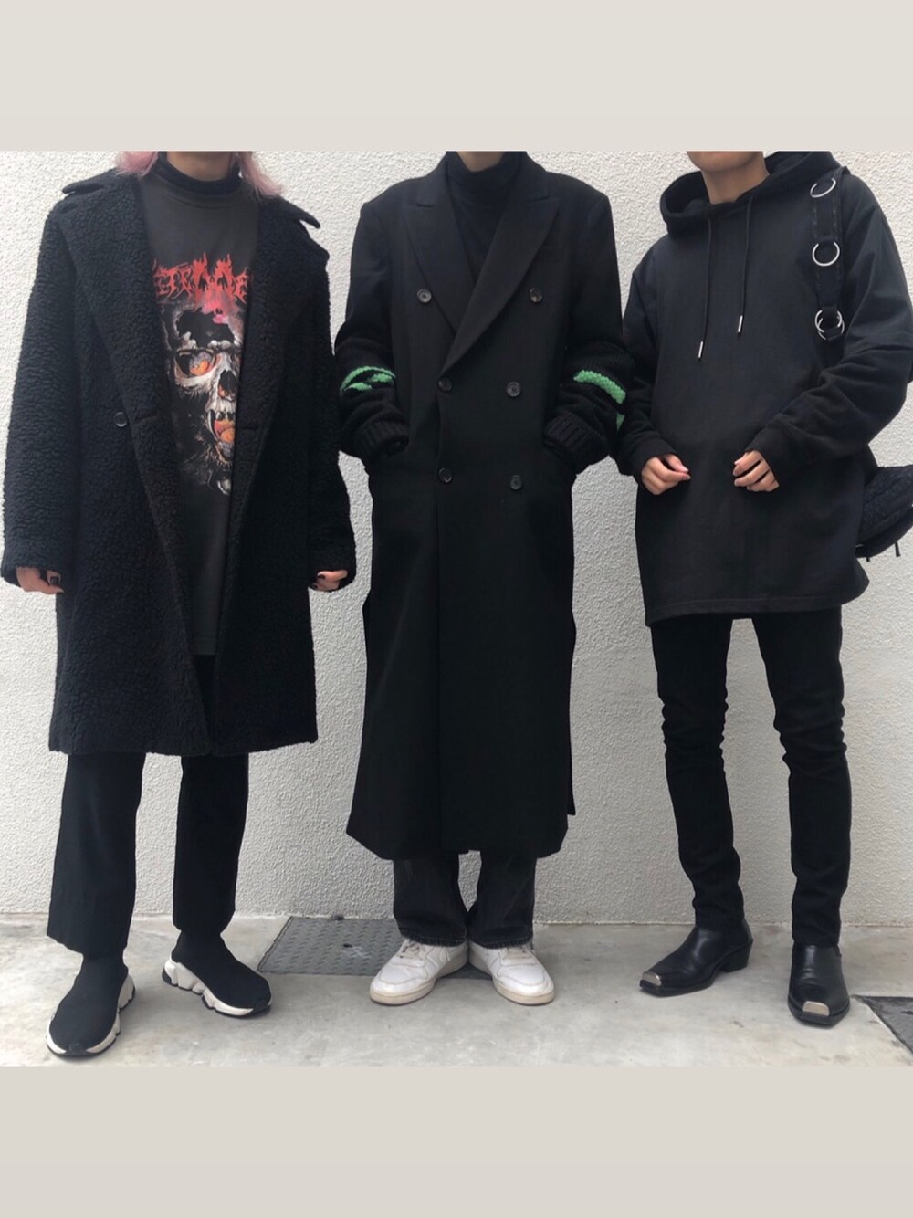 「お正月、RAF SIMONS、vetements、NIKE AIR FORCE、Lui's、天神、福岡、黒コーデ、インスタイル、いいね、save、フォローお願いします🤑」｜「NIKEのナイキ エア フォース 1 LOW 07 メンズシューズ / NIKE AIR FORCE 1 '07（スニーカー、ホワイト系）」を使った、ゆうごさん（メンズ・173cm）の冬コーディネートの1枚目の写真