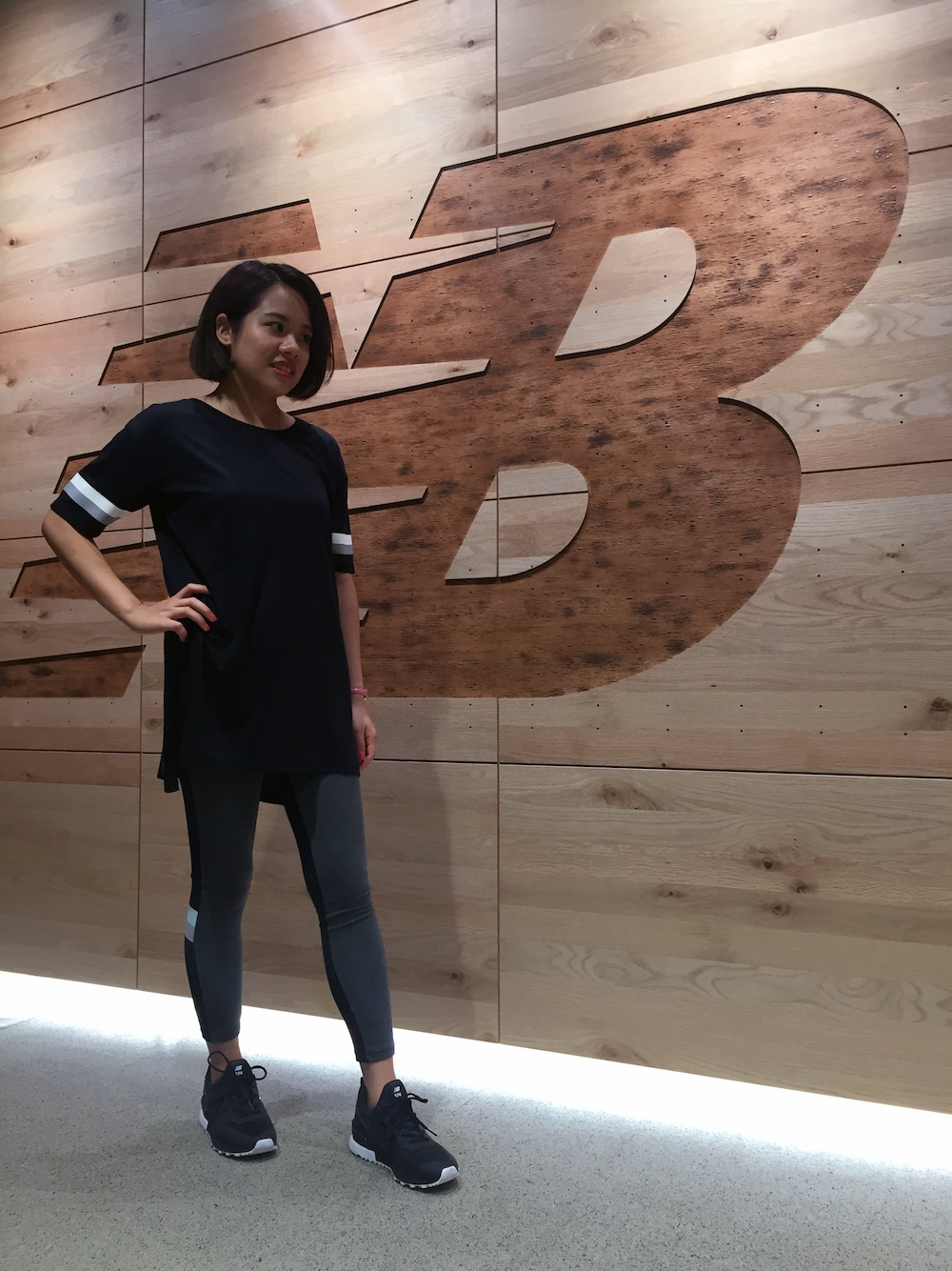 ブラック系のシューズ、グレー系のトップスを着用したレディースの夏コーディネートの1枚目の写真