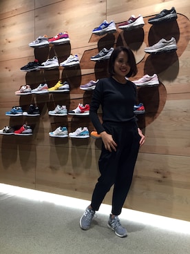 NEW BALANCEのスニーカーを使った「テーパードパンツ」のレディース