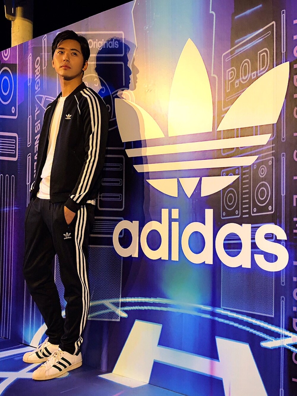 「adidas originals」｜「adidas Originalsのアイテム（スタジャン、ブラック系）」を使った、Damianwizさん（メンズ・177cm）の秋コーディネートの1枚目の写真