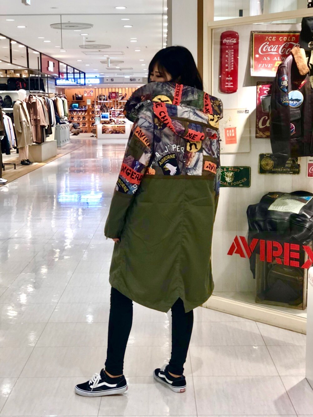 「アウター、ストリート、AVIREX、オリーブ、ロングジャケット、HIPHOP、ootd、AVIREXBelle、いいね、save、フォローお願いします🤑、ファッションの力を信じよう」｜「AVIREXのアイコン ペースト カスタム フォト パーカー/ICON PASTE CUSTOM PHOTO PARKA/AVIREX/ アヴィレックス（モッズコート、グリーン系）」を使った、Mizukiさん（レディース・171cm）の秋コーディネートの1枚目の写真