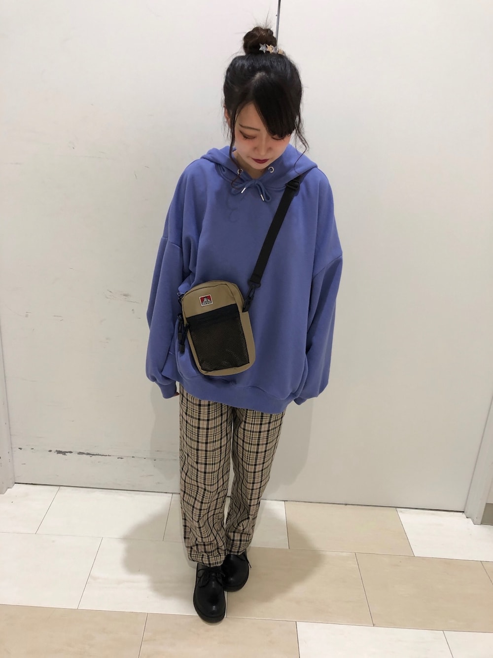 「パーカー、パープル、チェックパンツ」｜「WEGOのWEGO/デイリーカラールーズパーカー（パーカー、パープル系）」を使った、ぺこさん（レディース・153cm）の冬コーディネートの1枚目の写真