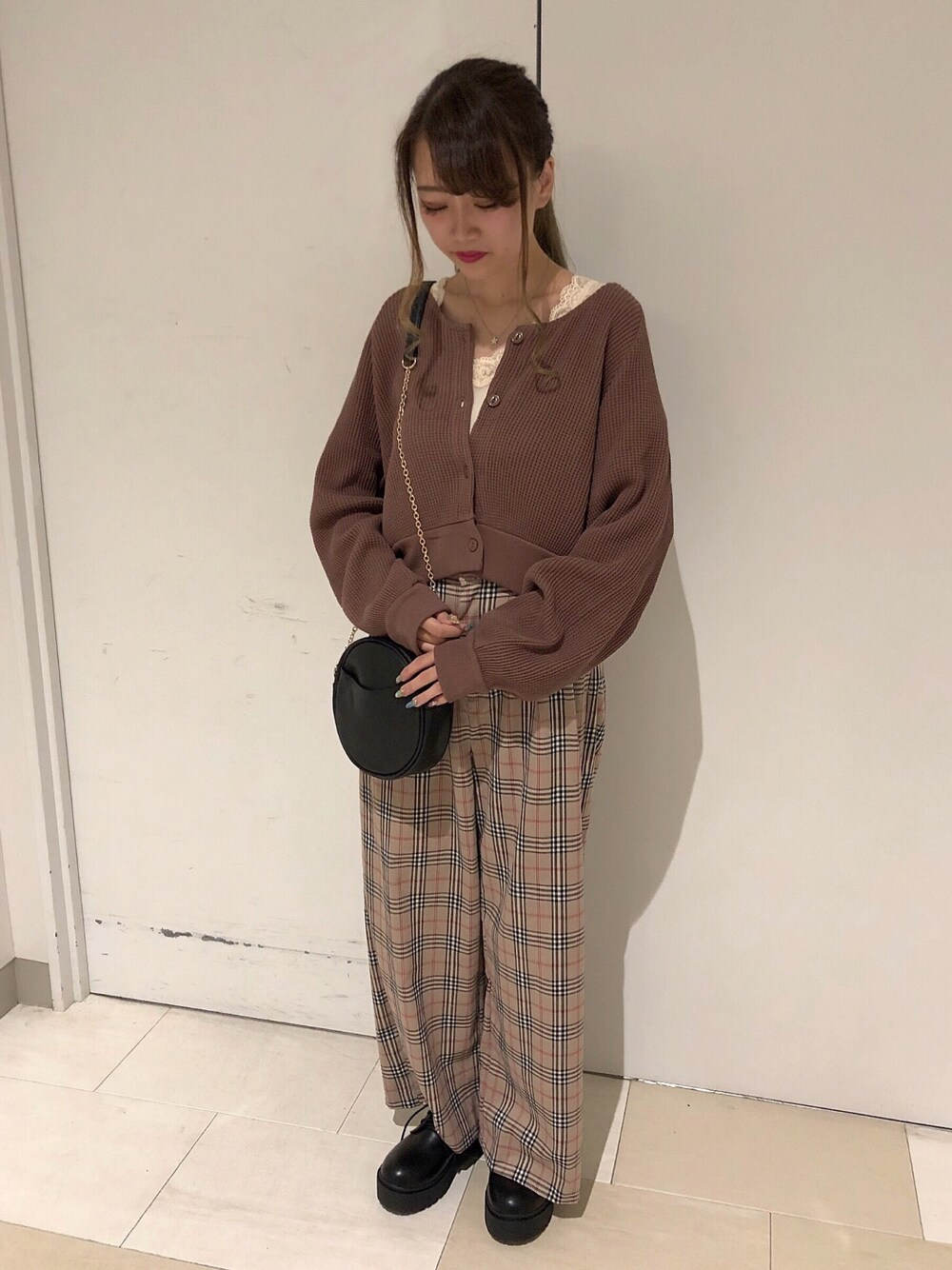 「チョコ色に染まれ、チェックパンツ、カーディガン、レース」｜「WEGOのWEGO/チェックペグトップパンツ（その他パンツ、ベージュ系）」を使った、ぺこさん（レディース・153cm）の冬コーディネートの1枚目の写真