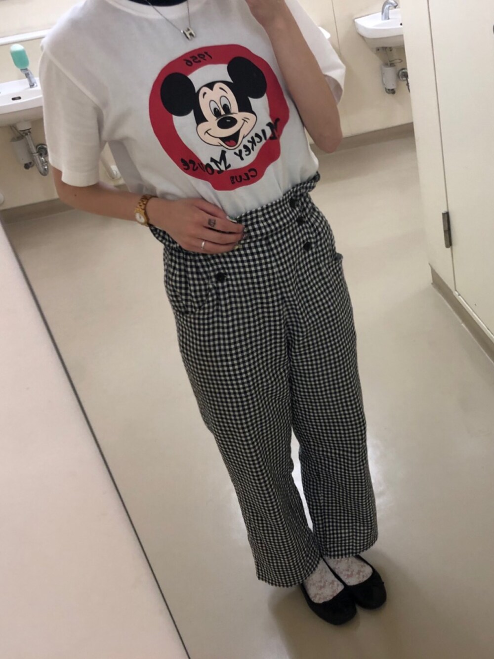 「ミッキー、ディズニーランド、ディズニー、チェックパンツ、Tシャツ」｜「WEGOのWEGO/ギンガムチェックストレートパンツ（その他パンツ、ブラック系）」を使った、ぺこさん（レディース・153cm）の夏コーディネートの1枚目の写真