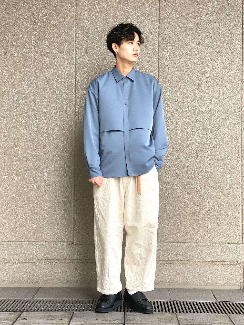 グリーン系のシャツ/ブラウス、ホワイト系のデニムパンツを着用したメンズの冬コーディネートの1枚目の写真