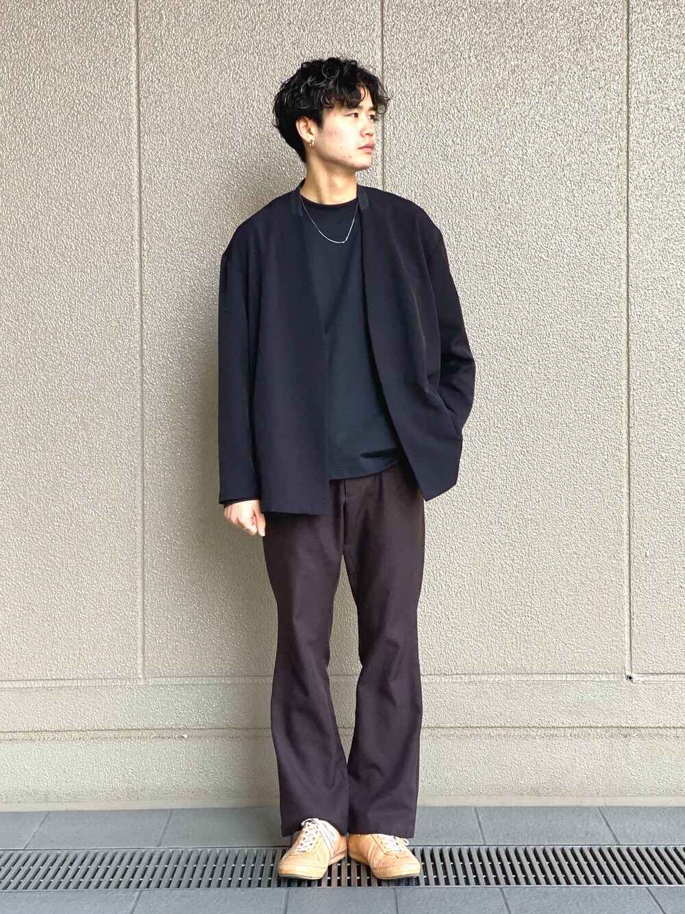 ブラック系のTシャツ/カットソー、ブラック系のノーカラージャケットを着用したメンズの冬コーディネートの1枚目の写真