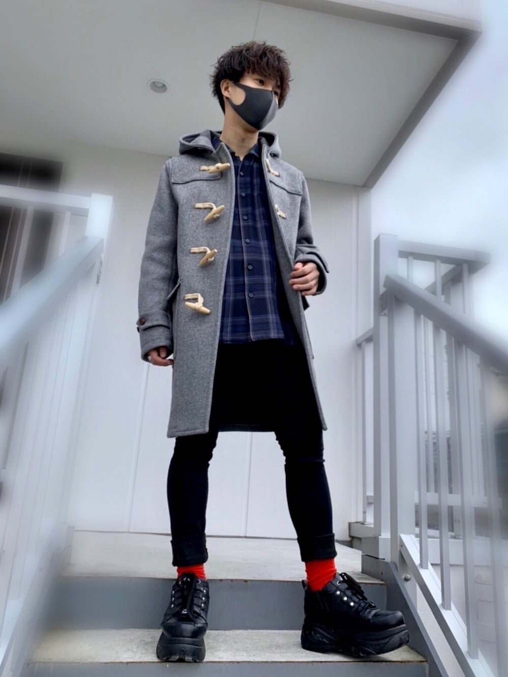 「お洒落さんとつながりたい、いいね、save、フォローお願いします🤑、相互フォロー、黒スキニー、ダッフルコート、コート、冬コーデ、オーラリー、シンプルコーデ、黒」｜「AURALEEのアイテム（ダッフルコート、グレー系）」を使った、たくみさん（メンズ・168cm）の冬コーディネートの1枚目の写真